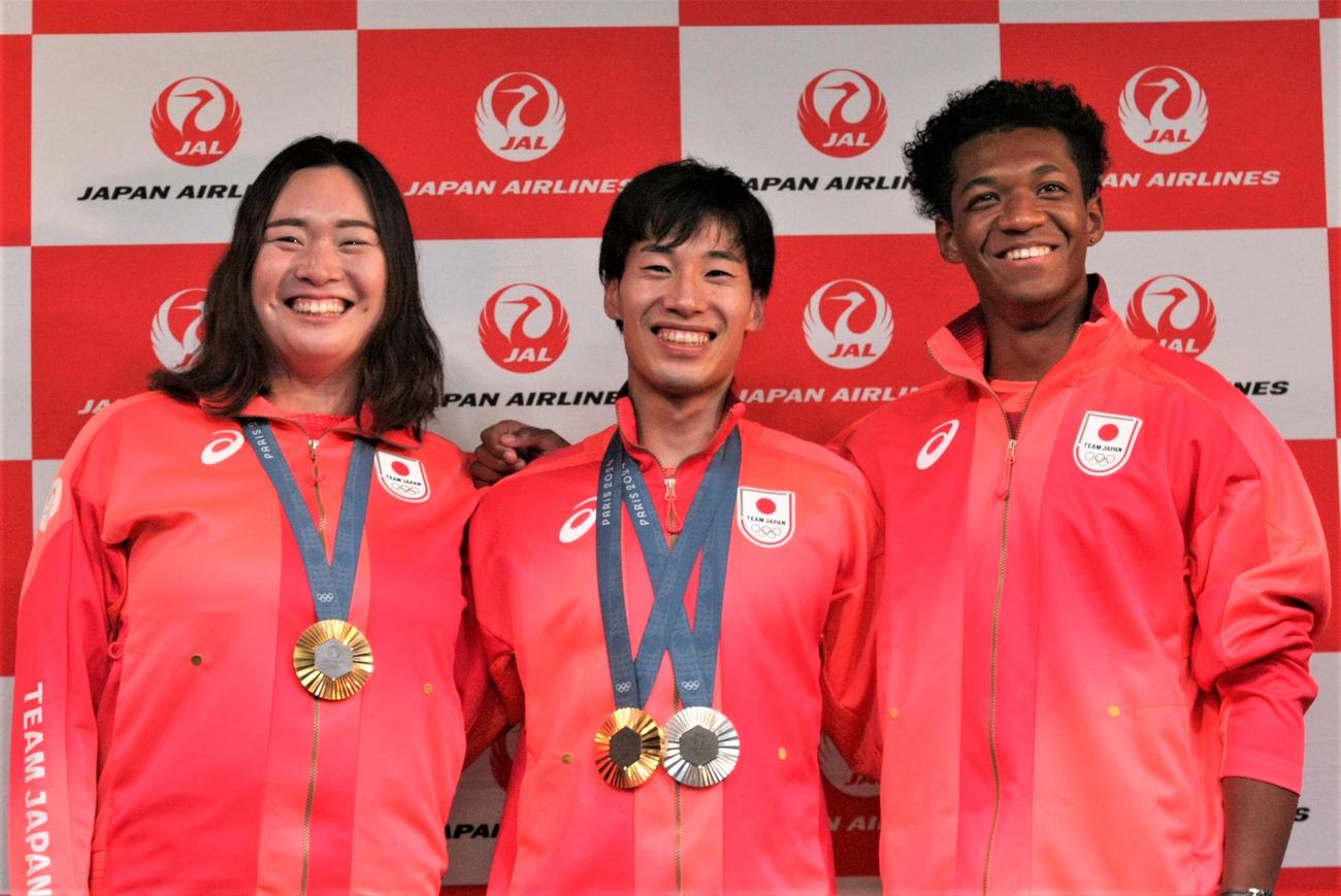 JALアスリート社員パリ五輪報告会に出席した、左から北口、加納、村竹（撮影・藤塚大輔）