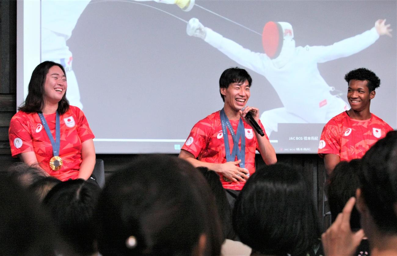 JALアスリート社員パリ五輪報告会に出席した、左から北口、加納、村竹（撮影・藤塚大輔）