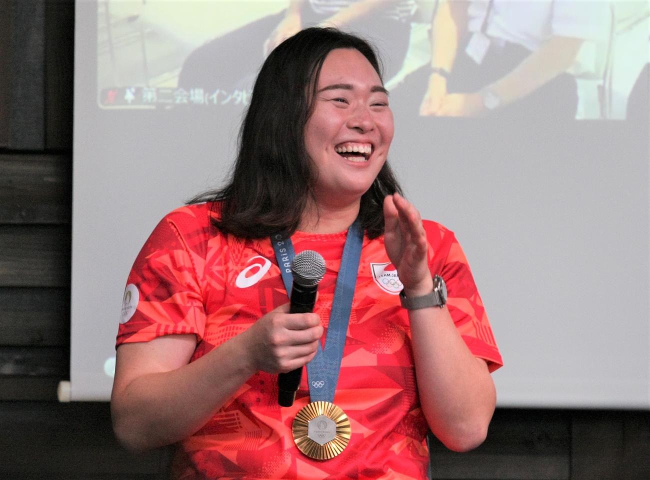 JALアスリート社員パリ五輪報告会で笑みを浮かべる陸上女子やり投げの北口（撮影・藤塚大輔）