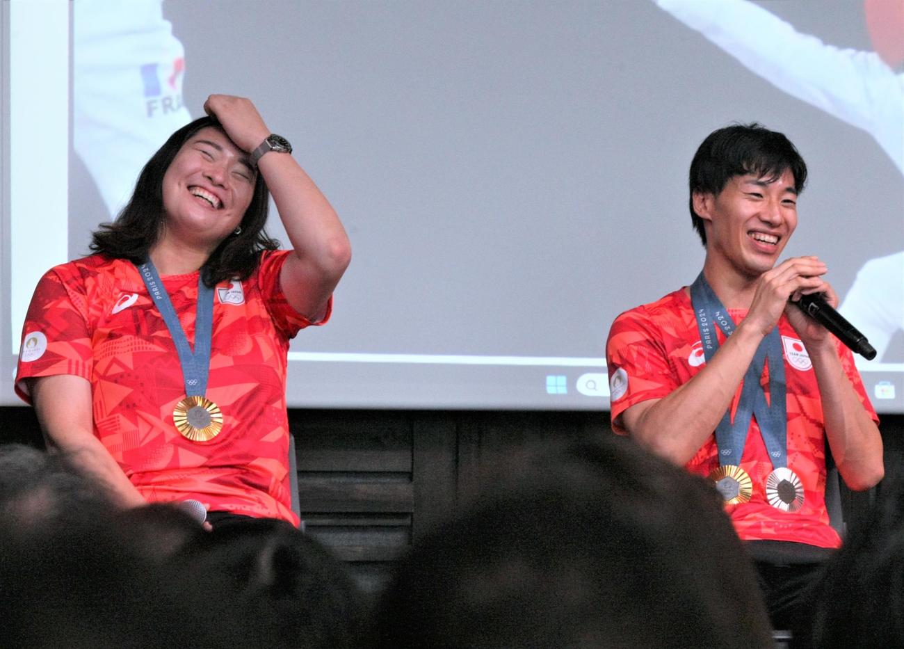 JALアスリート社員パリ五輪報告会で笑みを浮かべる陸上女子やり投げの北口（左）と男子フェンシングの加納（撮影・藤塚大輔）