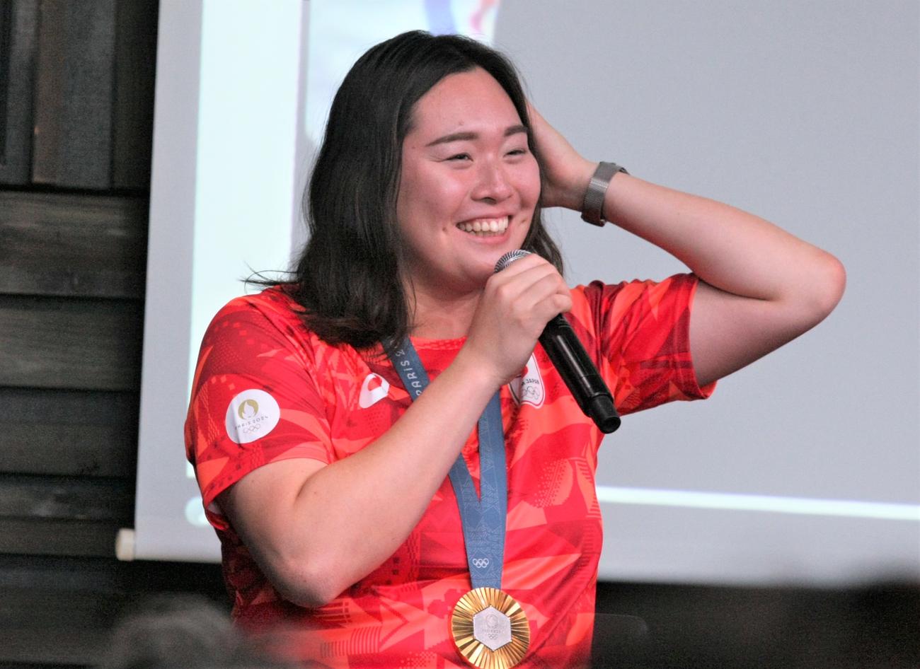 JALアスリート社員パリ五輪報告会で笑みを浮かべる陸上女子やり投げの北口（撮影・藤塚大輔）