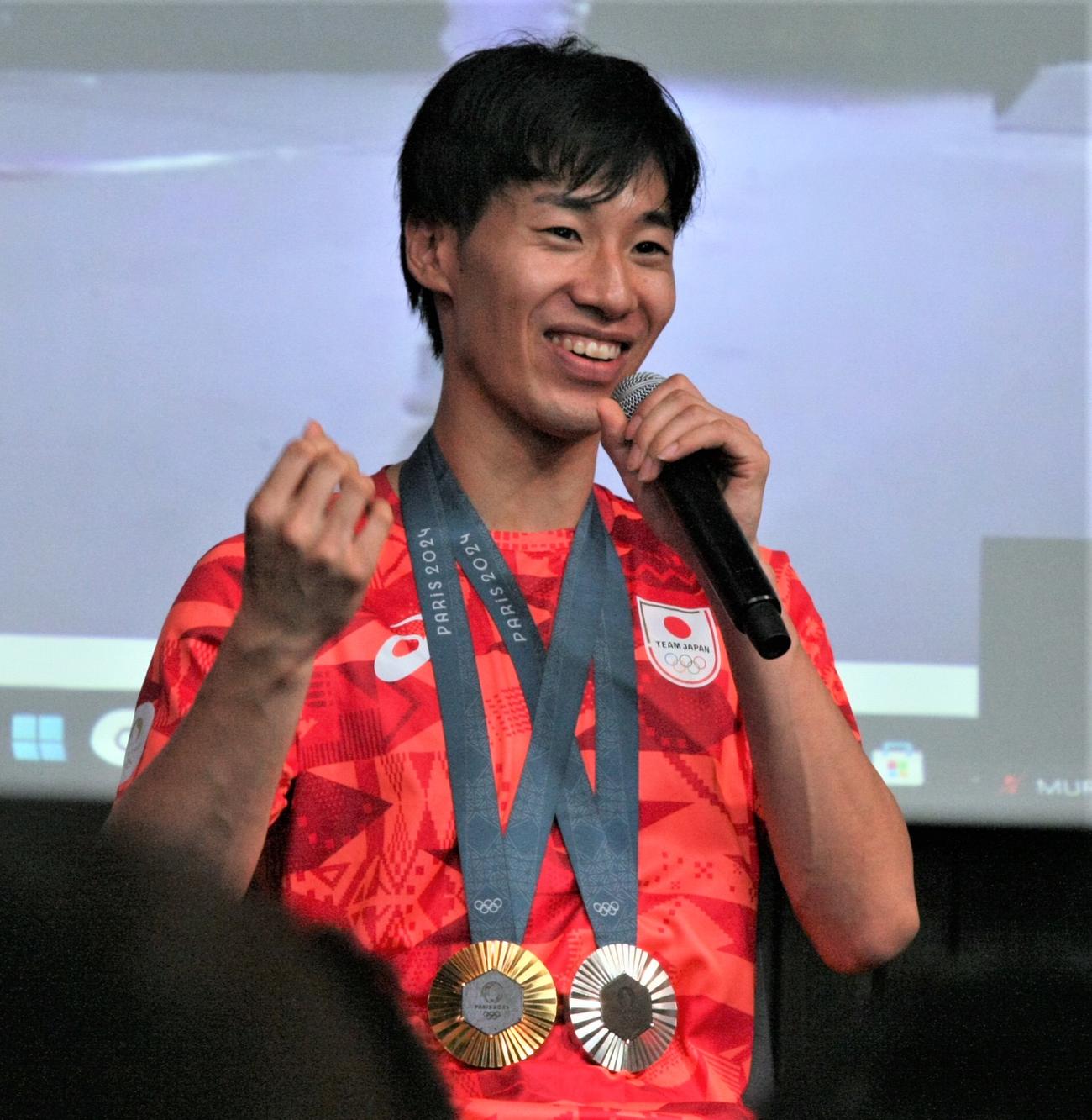 JALアスリート社員パリ五輪報告会に出席したフェンシング男子エペの加納（撮影・藤塚大輔）