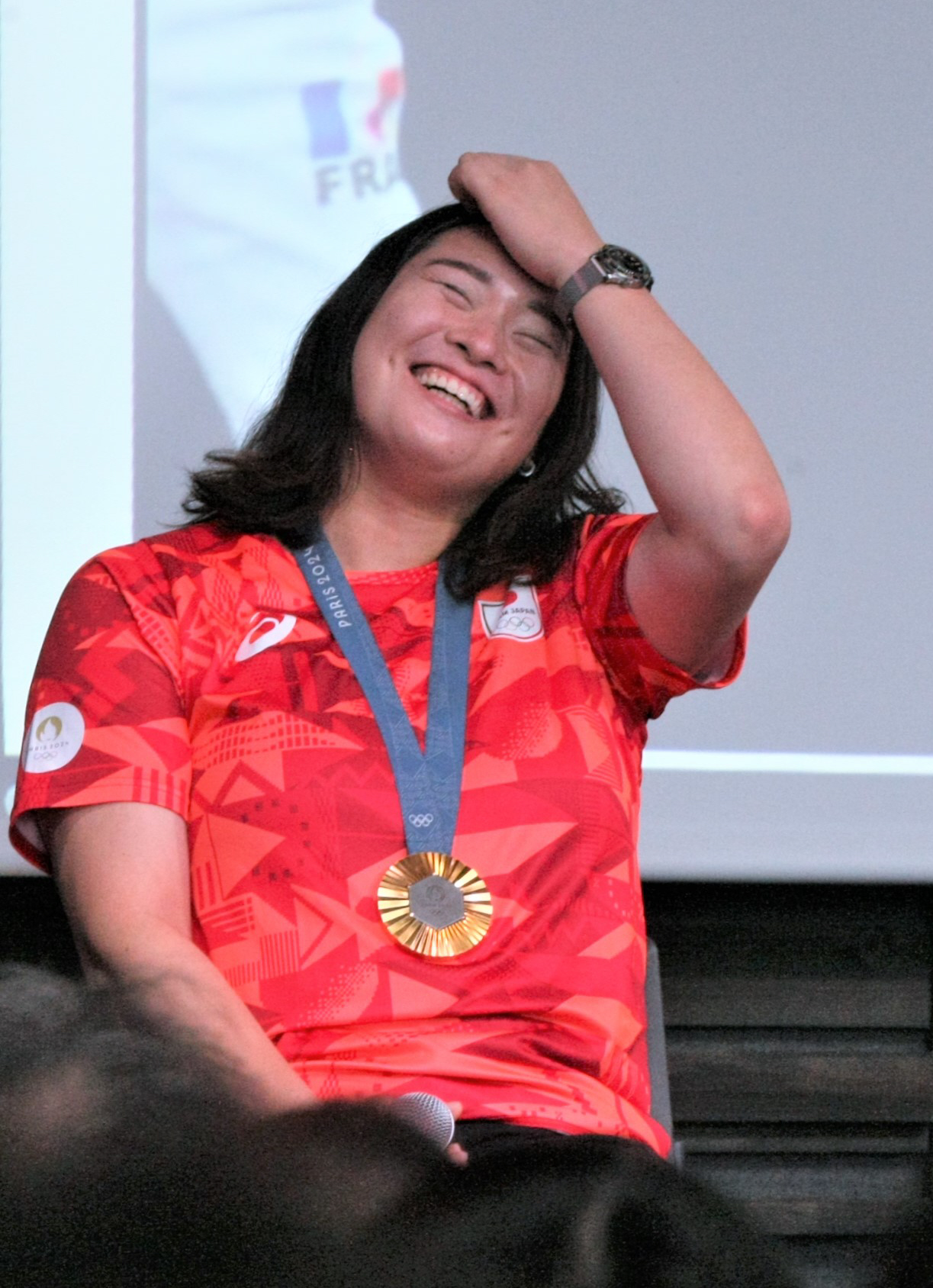 JALアスリート社員パリ五輪報告会で笑みを浮かべる陸上女子やり投げの北口（撮影・藤塚大輔）