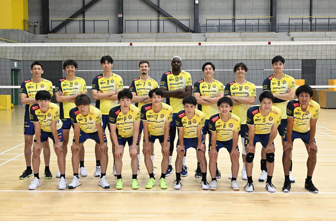 練習後に記念撮影をする日本製鉄堺ブレイザーズの選手たち（撮影・石井愛子）