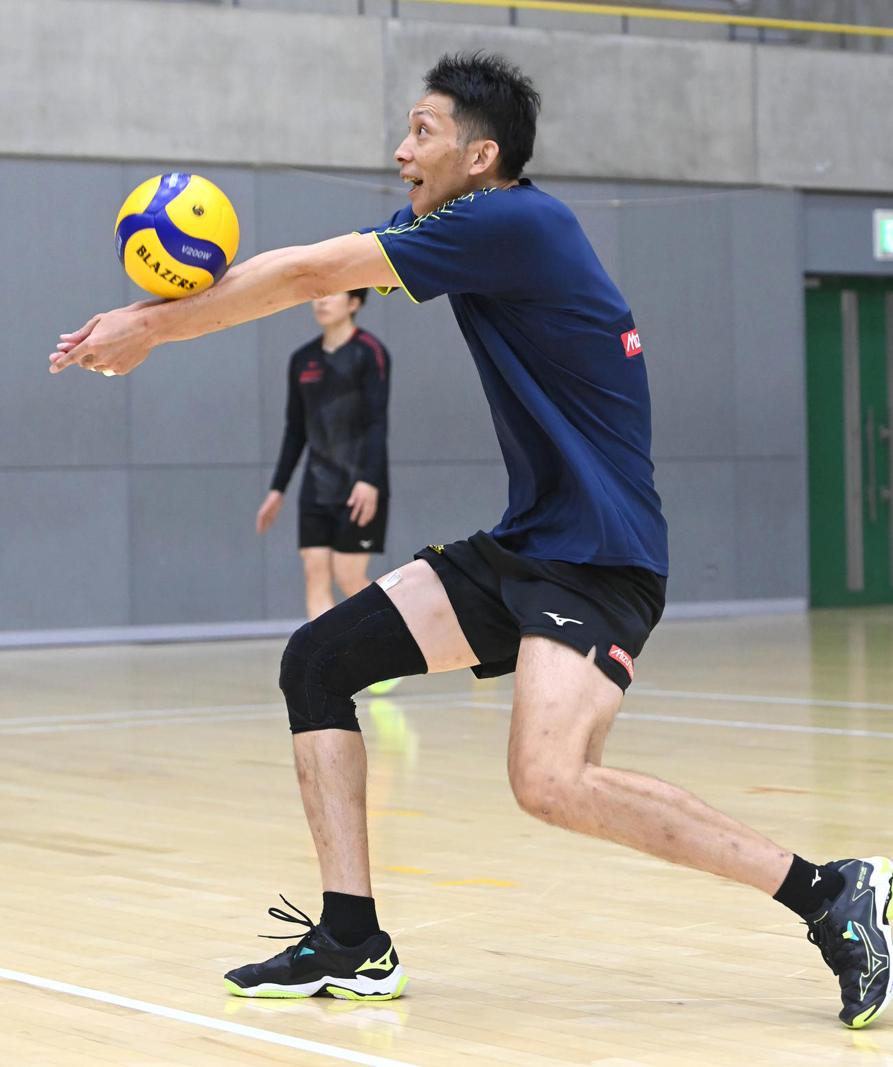 練習に励む日本製鉄堺ブレイザーズ・松本慶彦（撮影・石井愛子）