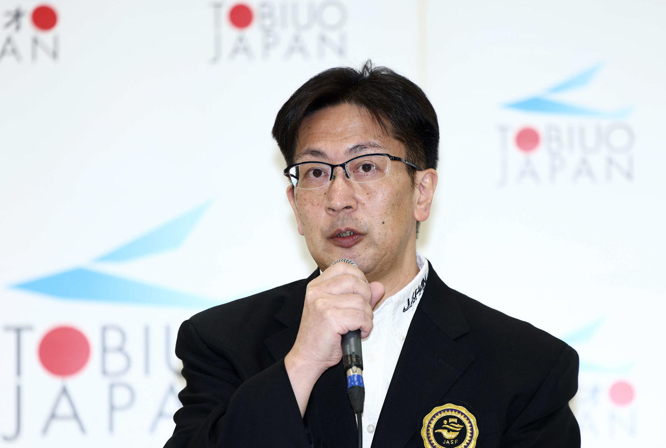 会見に臨む梅原委員長（2024年3月27日撮影）