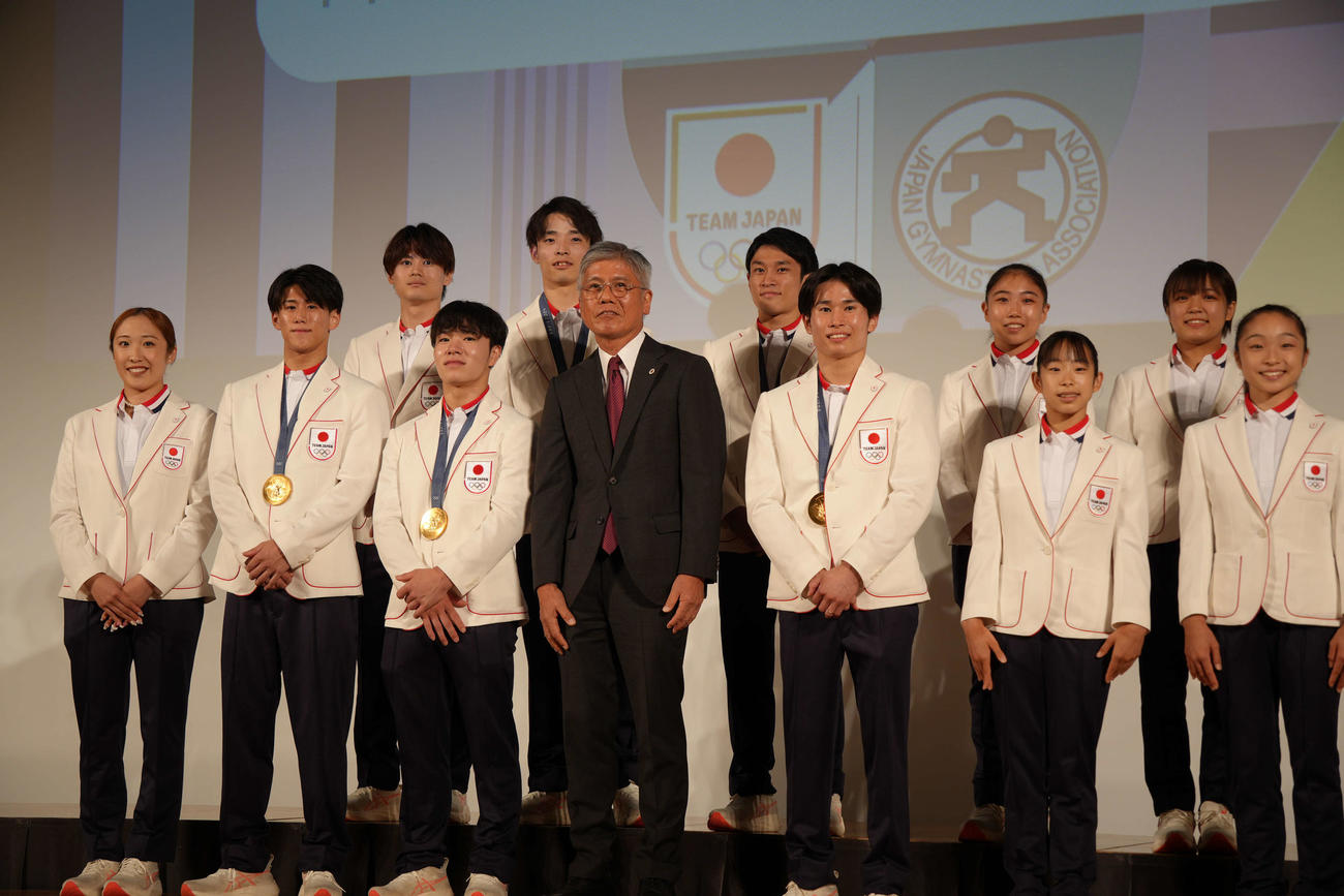 祝勝会に参加したパリ五輪体操、トランポリン代表。前列左から2人目が橋本、3人目が岡