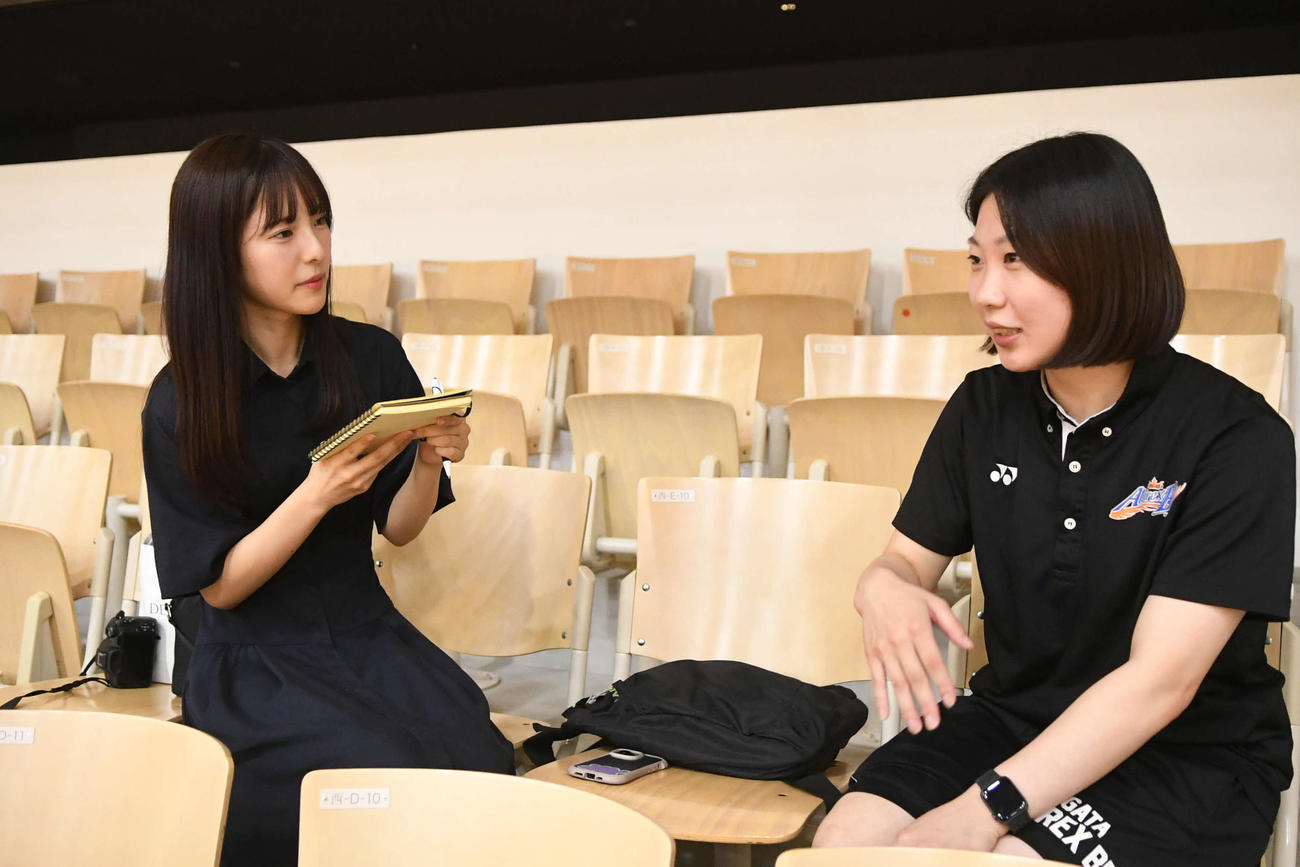 伶奈さん（右）にインタビュー。「刺さる」言葉をたくさん聞かせていただきました