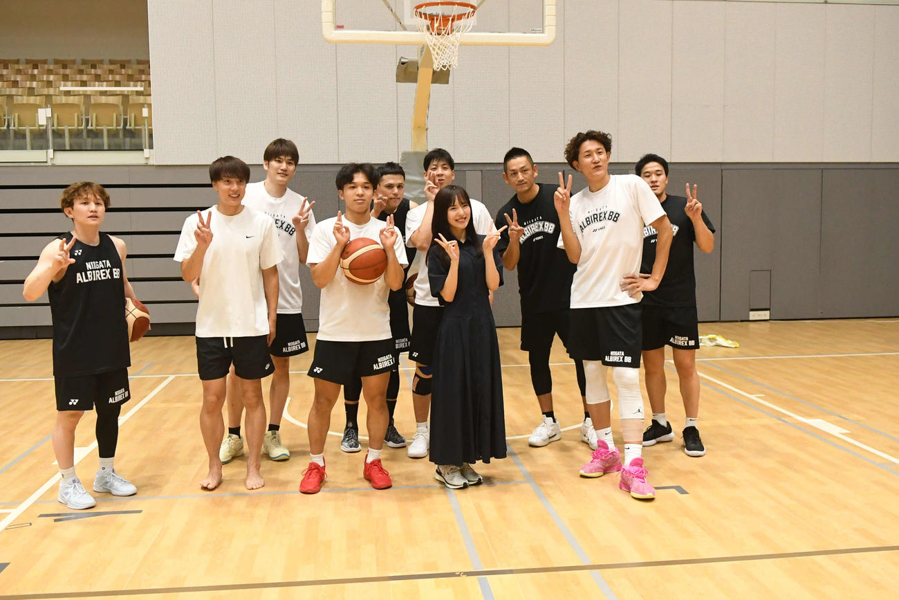 取材後、アルビBBの皆さんと記念撮影。試合、応援に行きます！