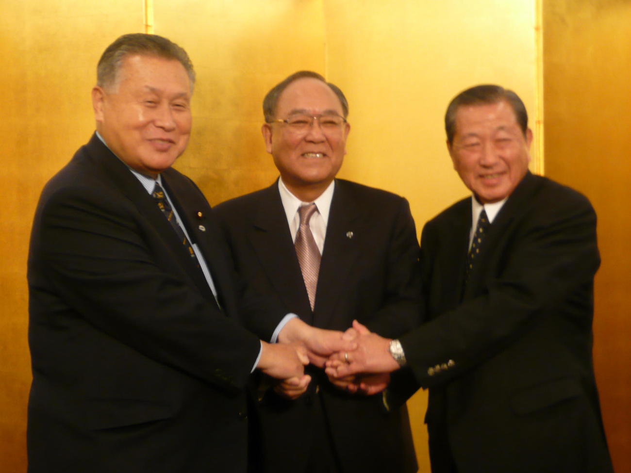 ラグビーW杯2019組織委員会の会長に就任した経団連名誉会長の御手洗冨士夫氏（中央）、森喜朗日本ラグビー協会会長（左）真下昇同協会専務理事（2010年11月11日）