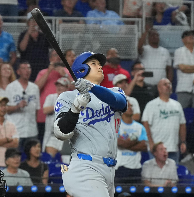 マーリンズ対ドジャース　9回表ドジャース2死一、二塁、右越えに3点本塁打を放つ大谷（撮影・菅敏）