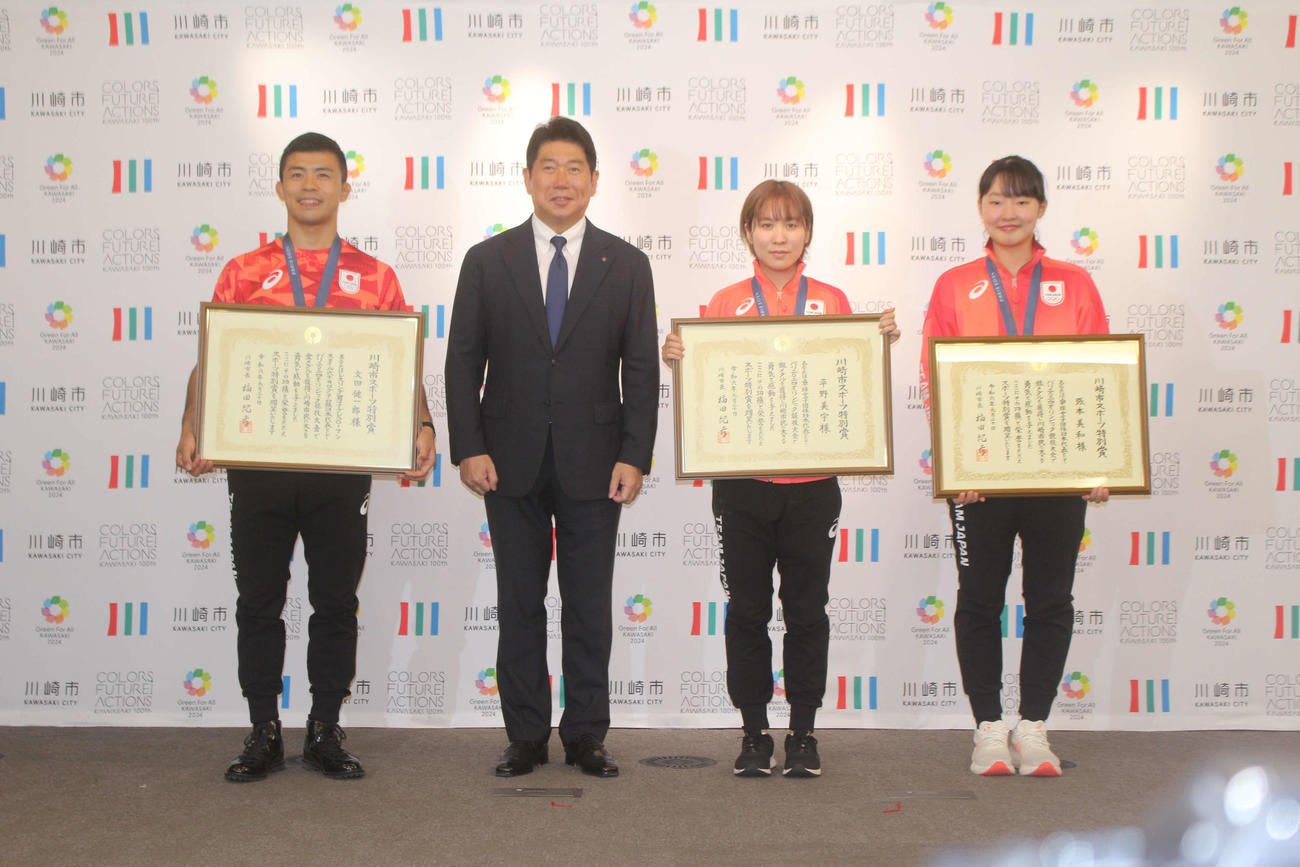川崎市スポーツ特別賞を受賞した文田、福田市長、平野、張本（左から）