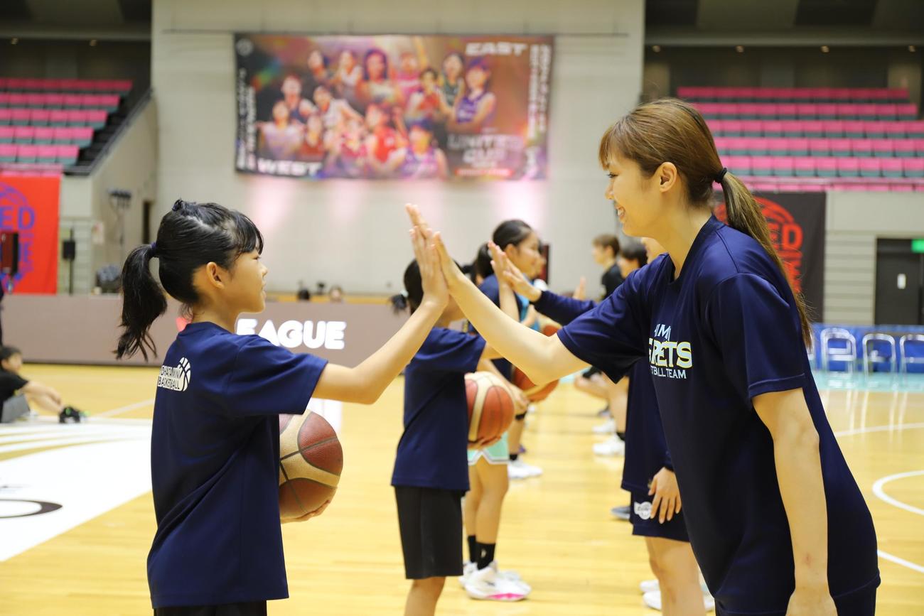 公式試合使用球を小学生に手渡したWリーグの選手たち（モルテン提供）
