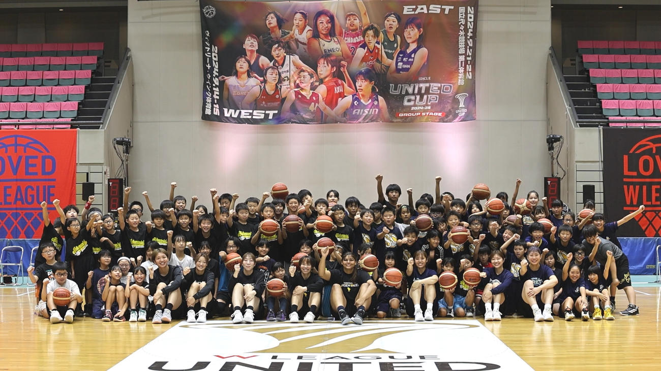 公式試合使用球を手渡した小学生とともにポーズを決めるWリーグの選手たち（モルテン提供）