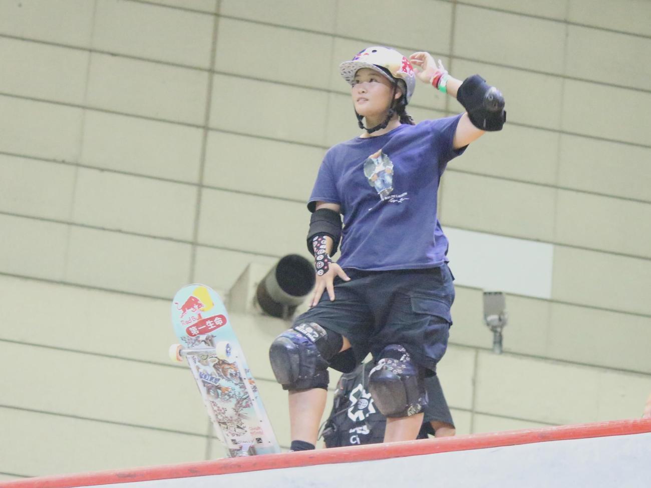 スケートボード女子パークで準備をする四十住（撮影・勝部晃多）
