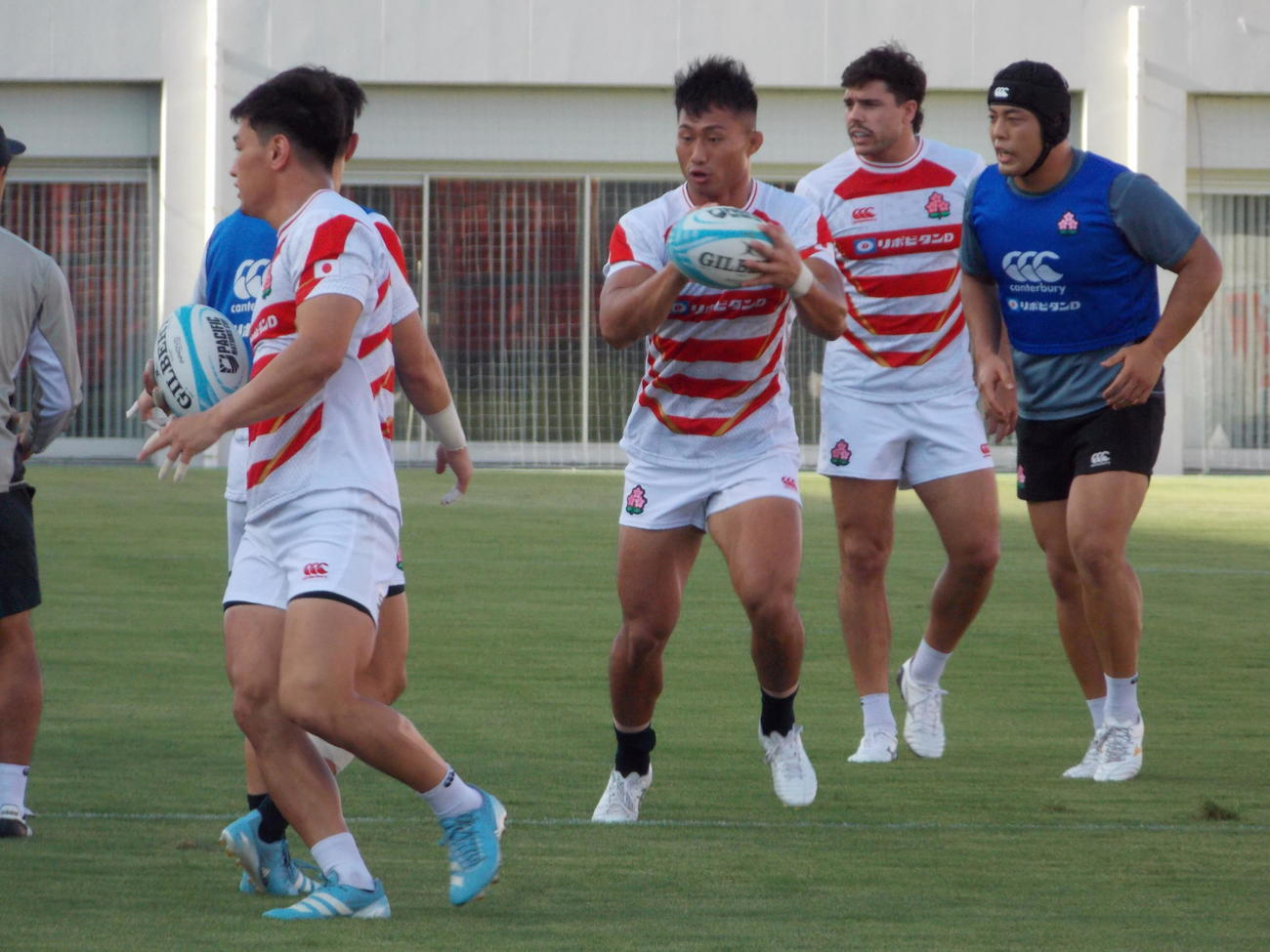 フィジー戦前日練習でパスを受ける日本代表WTB長田智希（右から3人目）（撮影・松本航）