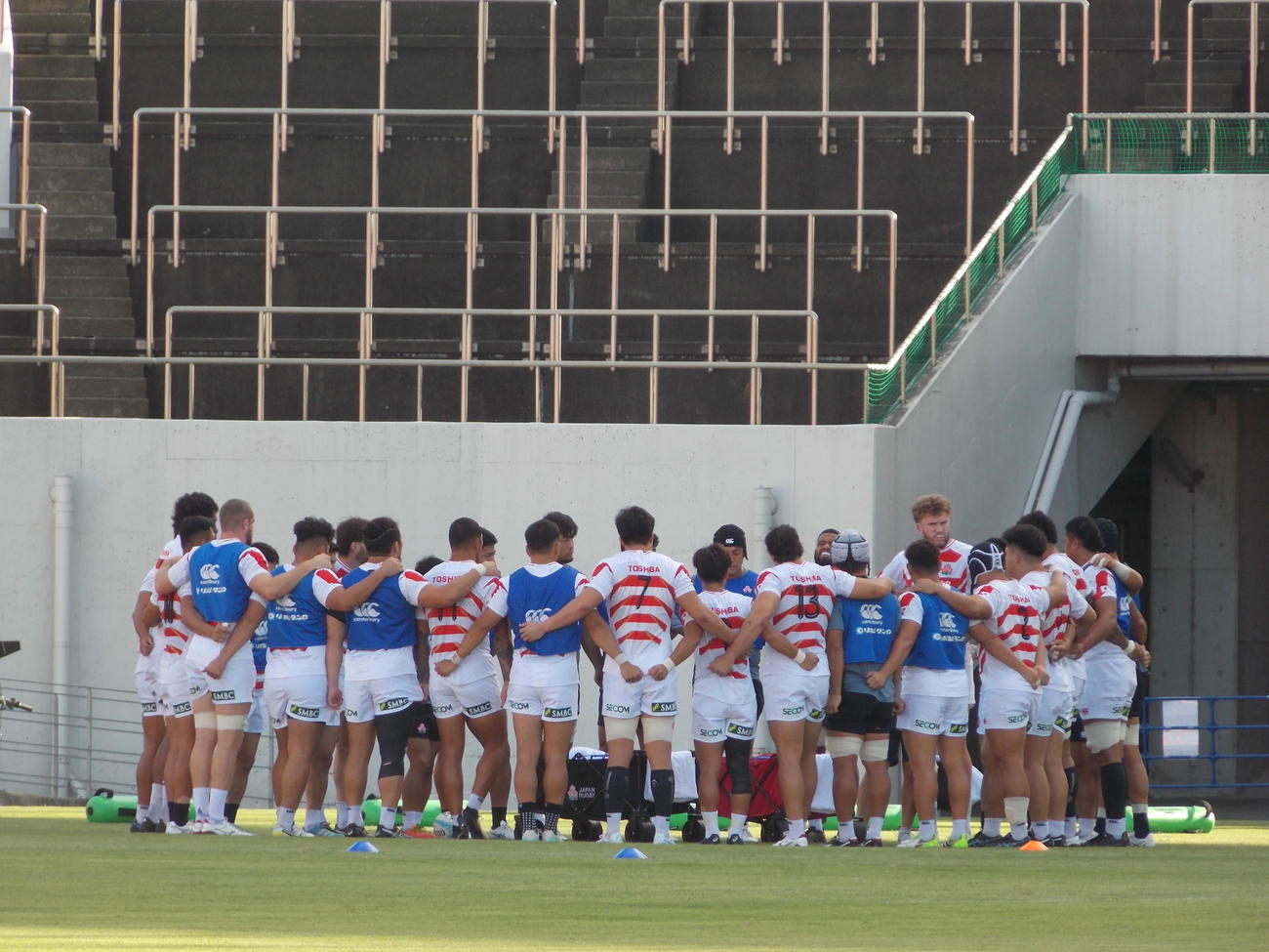 フィジー戦前日の練習で円陣を組む日本代表（撮影・松本航）