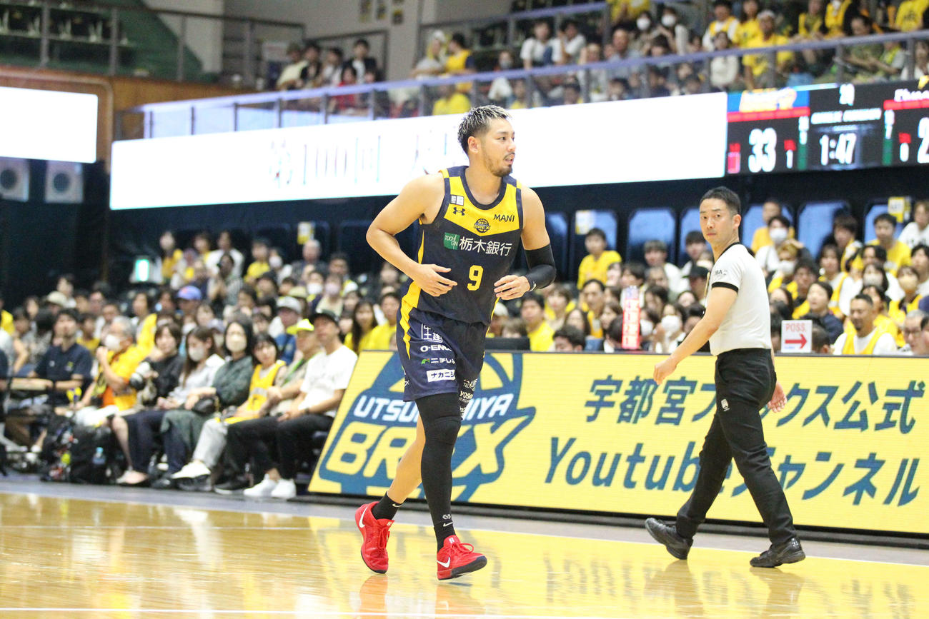 宇都宮対香川　右膝のけがで出遅れていた宇都宮・遠藤祐亮が第2Qから今季初出場し、ファンから大きな拍手を受ける（撮影・沢田啓太郎）