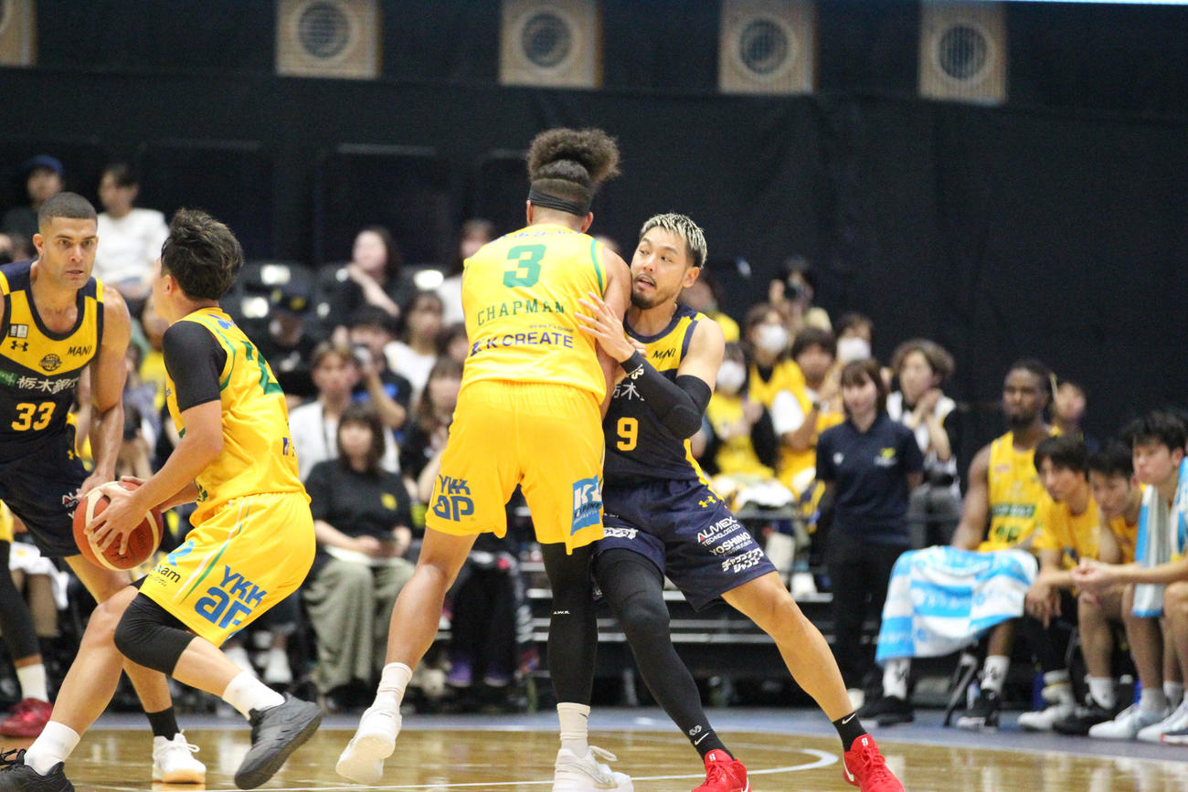 宇都宮対香川　右膝のけがで出遅れていた宇都宮・遠藤祐亮だが、体を張った守備で周囲を安心させた（撮影・沢田啓太郎）