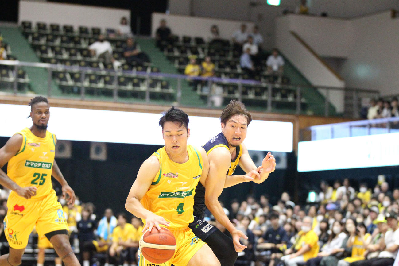宇都宮対香川　必死の形相でボールを取りにいく宇都宮の比江島慎（撮影・沢田啓太郎）