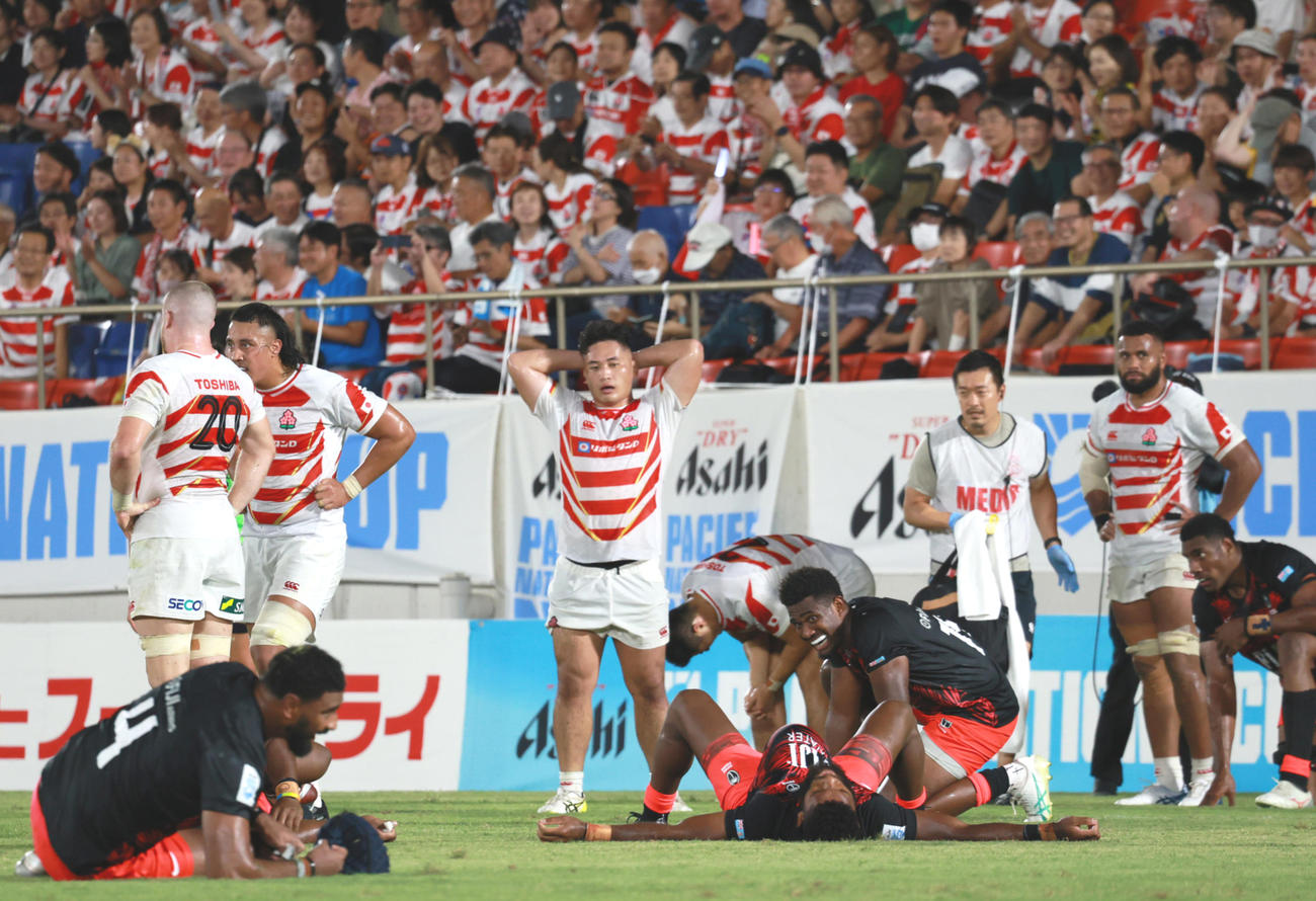 日本対フィジー　フィジーに敗れ落胆する日本代表の選手ら（撮影・上山淳一）