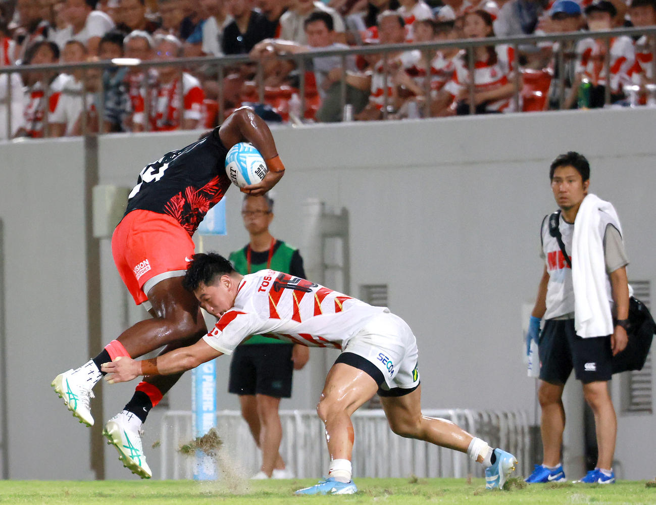 日本対フィジー　前半、フィジーのカラワレヴ（左）の突進をタックルで食い止める李（撮影・上山淳一）