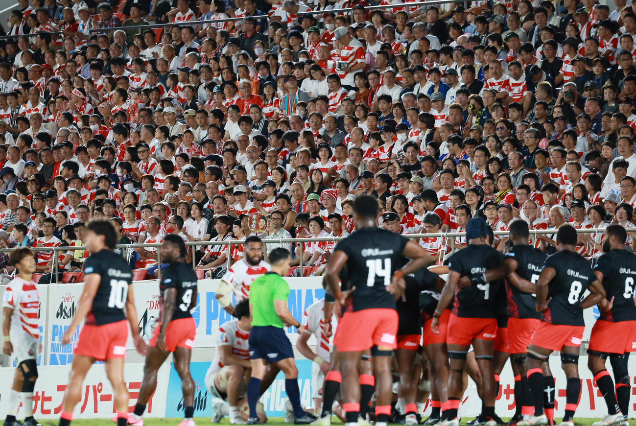 日本対フィジー　後半、試合を見守るスタンドのファン（撮影・上山淳一）
