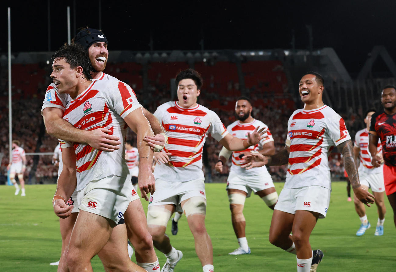 日本対フィジー　前半、ライリー（手前）がトライを決め歓喜する日本代表の選手ら（撮影・上山淳一）