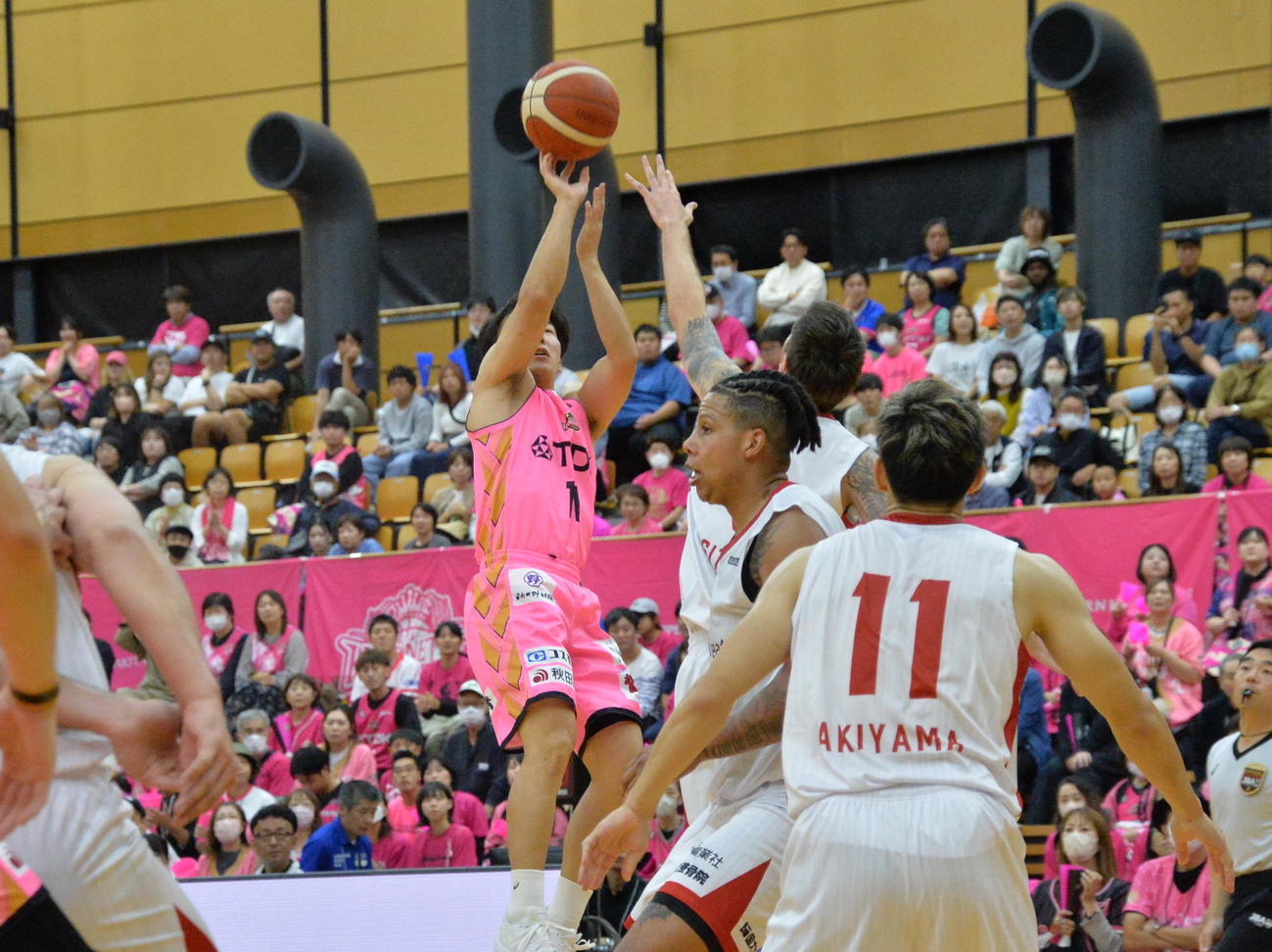 秋田対埼玉　第2Q、2点シュートを決めるB1秋田・熊谷（中央）（撮影・浜本神威）