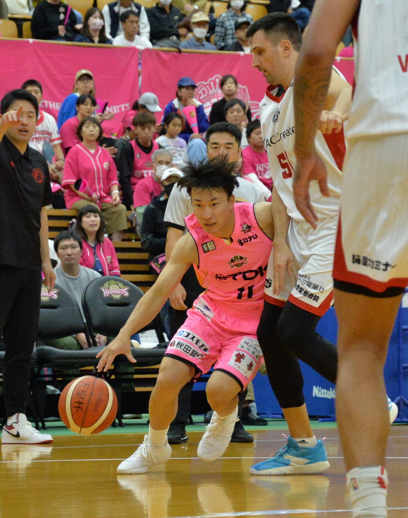 秋田対埼玉　敵陣へ攻め込むB1秋田・熊谷（左）（撮影・浜本神威）