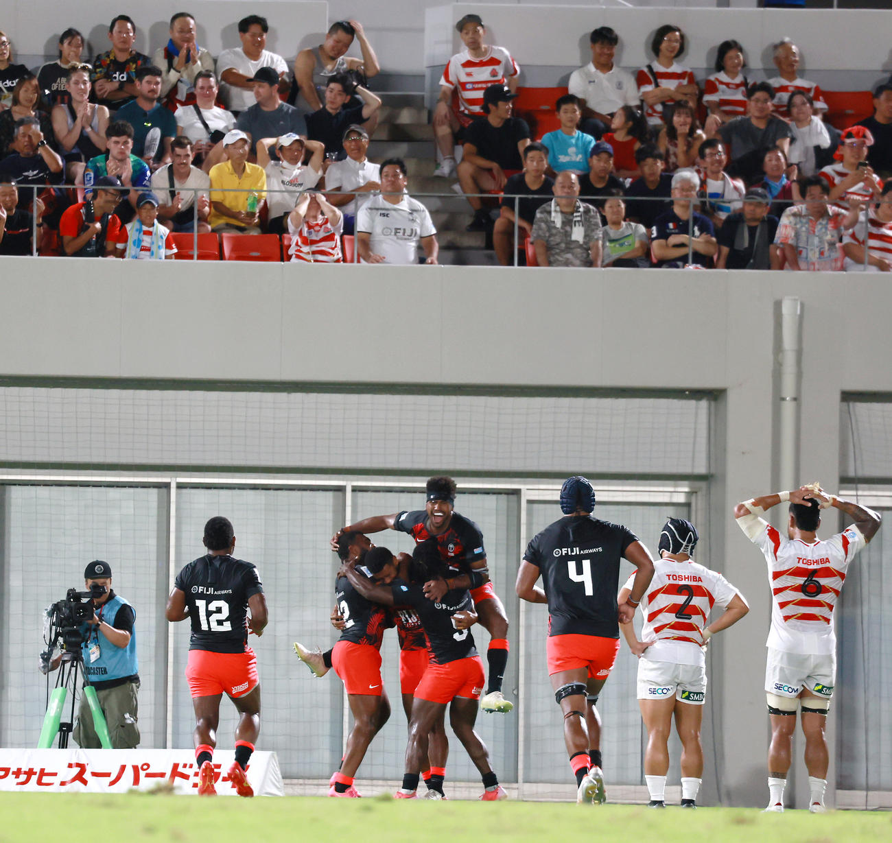 日本対フィジー　後半、フィジーのロンガニマシがトライ成功する（撮影・上山淳一）