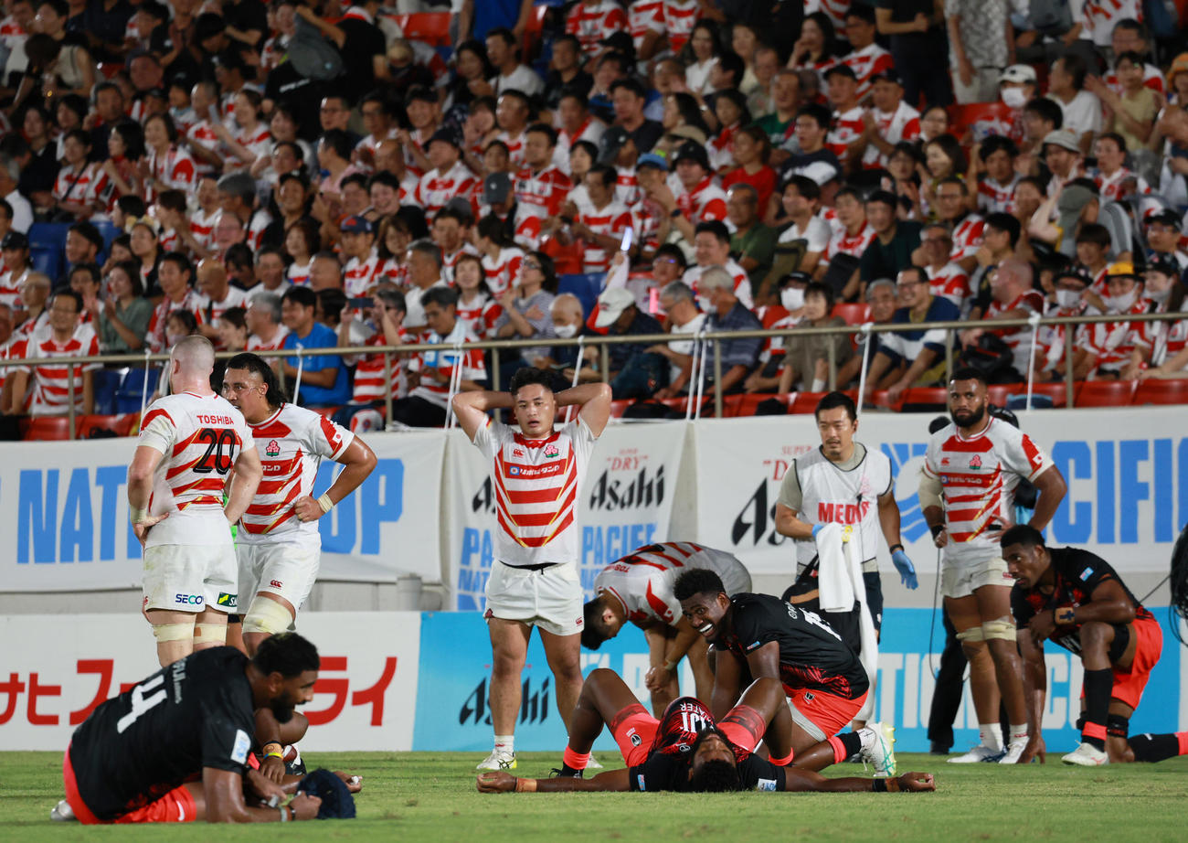 日本対フィジー　フィジーに敗れ落胆する日本代表の選手ら（撮影・上山淳一）