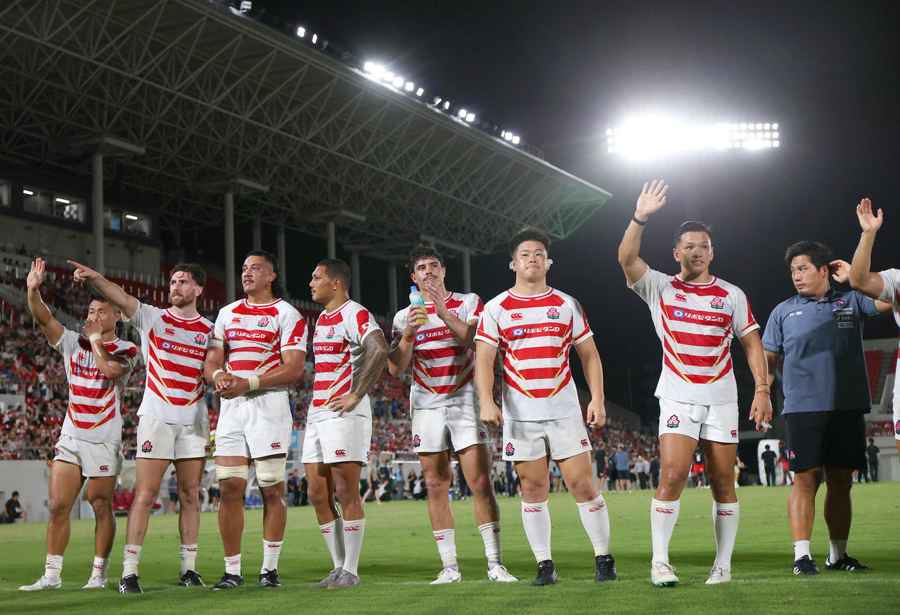 日本対フィジー　フィジー敗れスタンドのファンにあいさつする日本代表の選手たち（撮影・上山淳一）