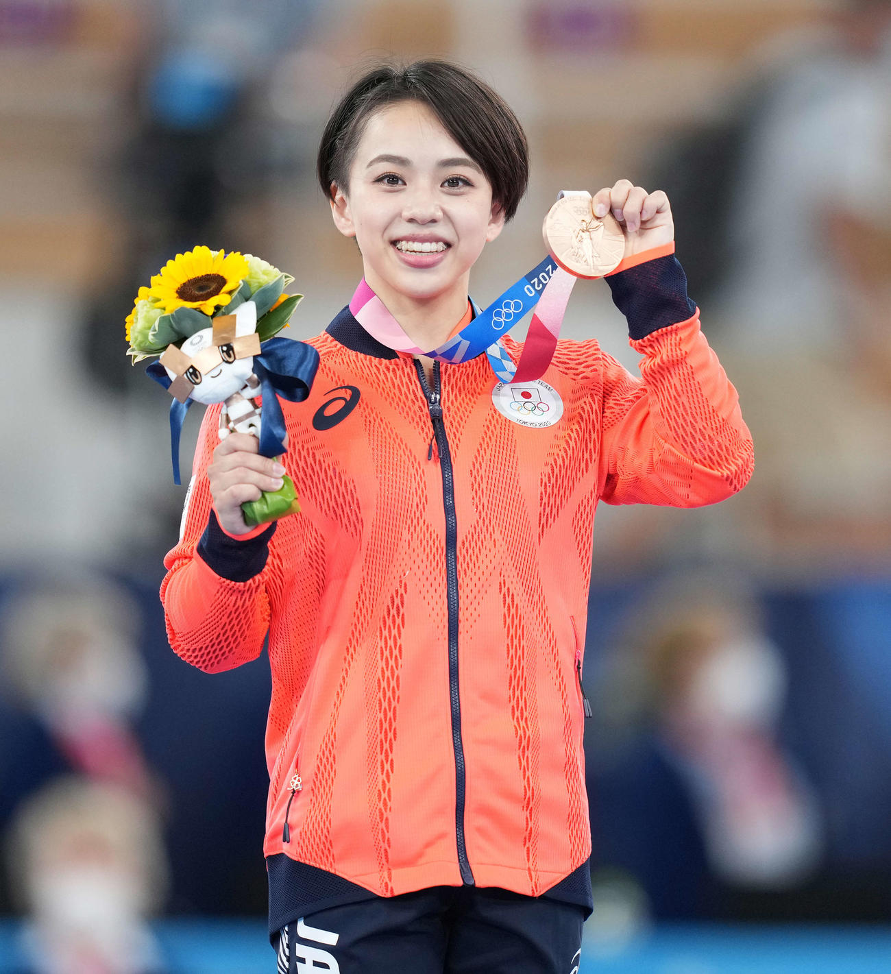 東京五輪の体操女子種目別床運動決勝　銅メダルを手に笑顔の村上茉愛さん（2021年8月2日）
