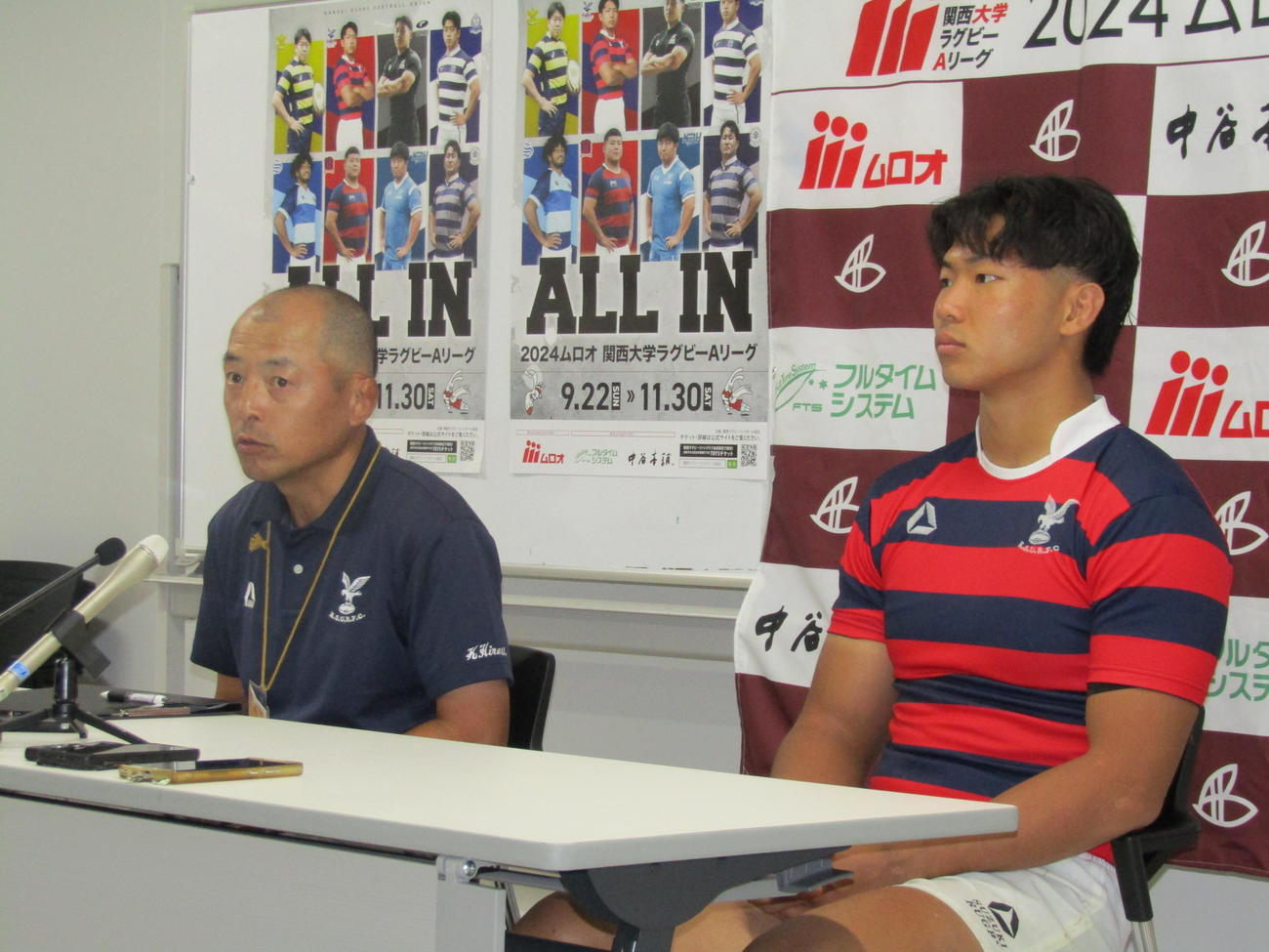 会見に臨む京産大・広瀬佳司監督（左）と共同主将のCTB辻野隼大