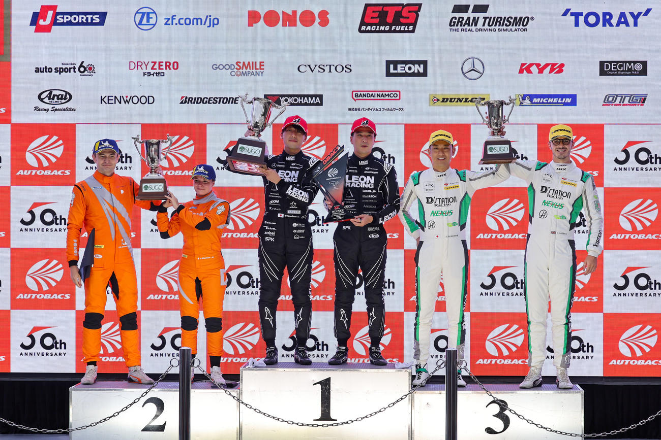 GT300クラス優勝のLEON PYRAMID AMG（篠原拓朗／蒲生尚弥組）2位のPONOS FERRARI 296（ケイ・コッツォリーノ／リル・ワドゥー組）3位のD'station Vantage GT3（藤井誠暢／チャーリー・ファグ）