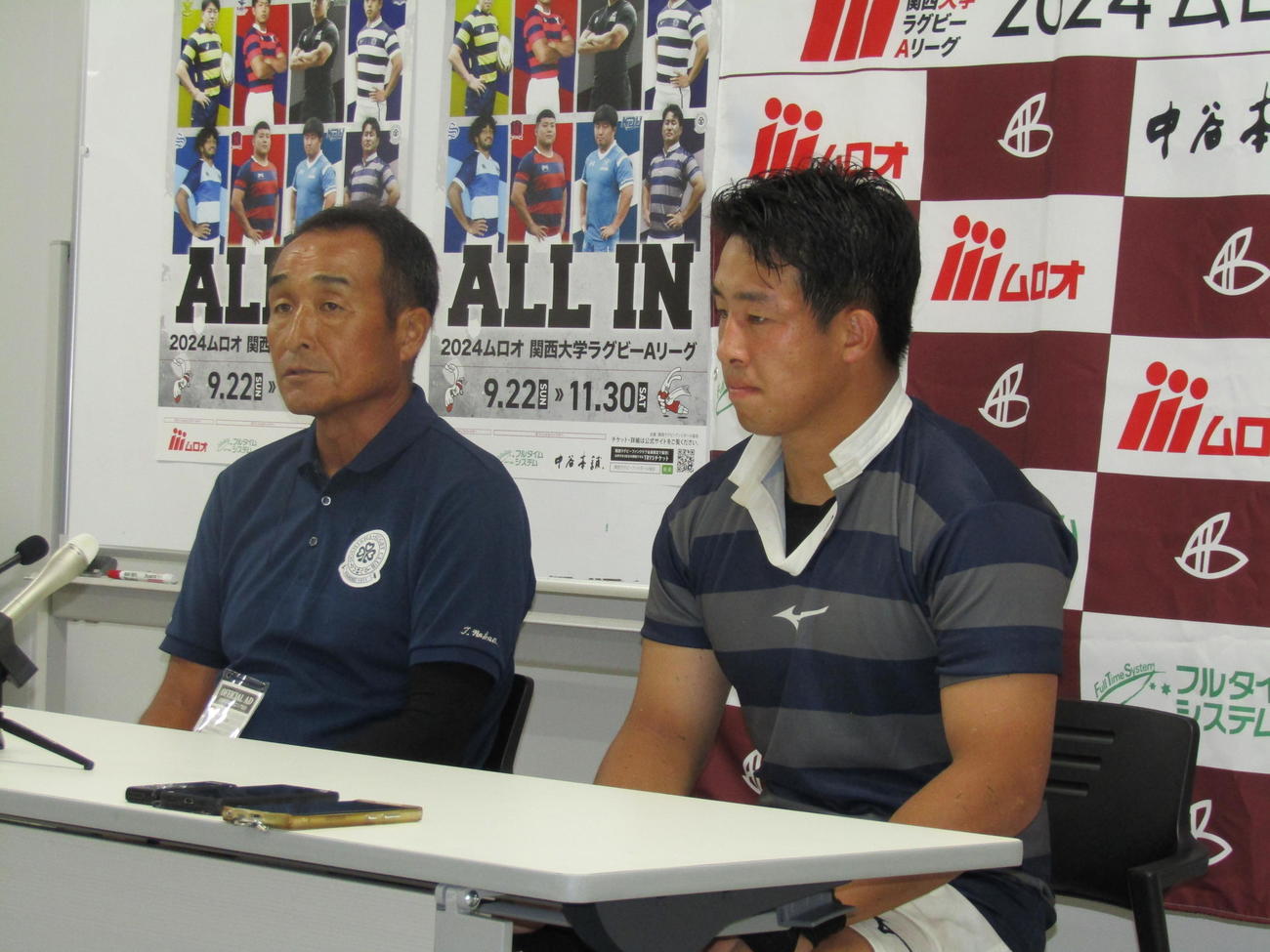 記者会見の臨む同大の中尾晃監督（左）とCTB田中勘太