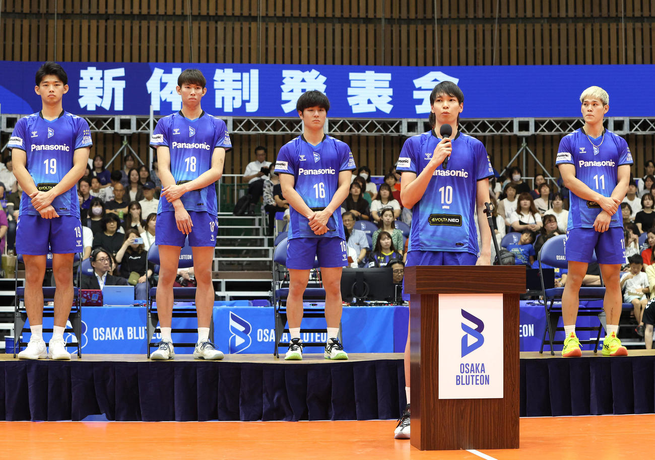 大阪ブルテオン新体制発表会でファンにあいさつする主将の山内（右から2人目）（撮影・白石智彦）