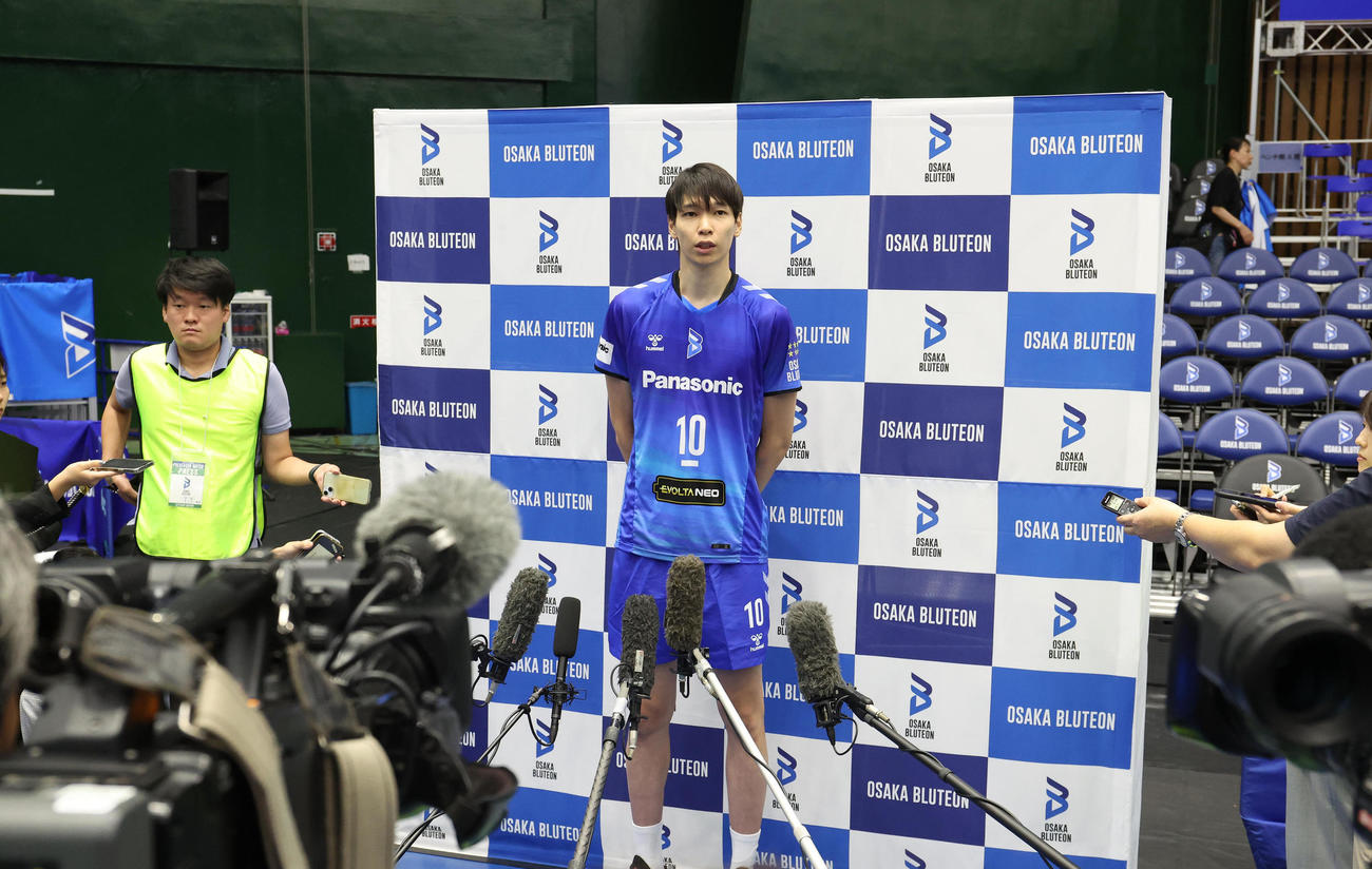 大阪ブルテオン新体制発表会後に囲み取材を受ける主将の山内（撮影・白石智彦）