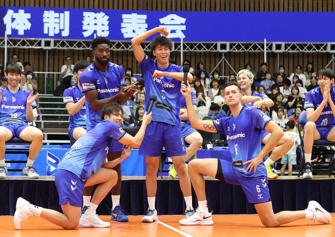 大阪ブルテオン新体制発表会でアイアイを歌う富田（中央）。マイクを持つ左下から、仲本、ロペス・ミゲル、ジェスキー・トーマス（撮影・白石智彦）