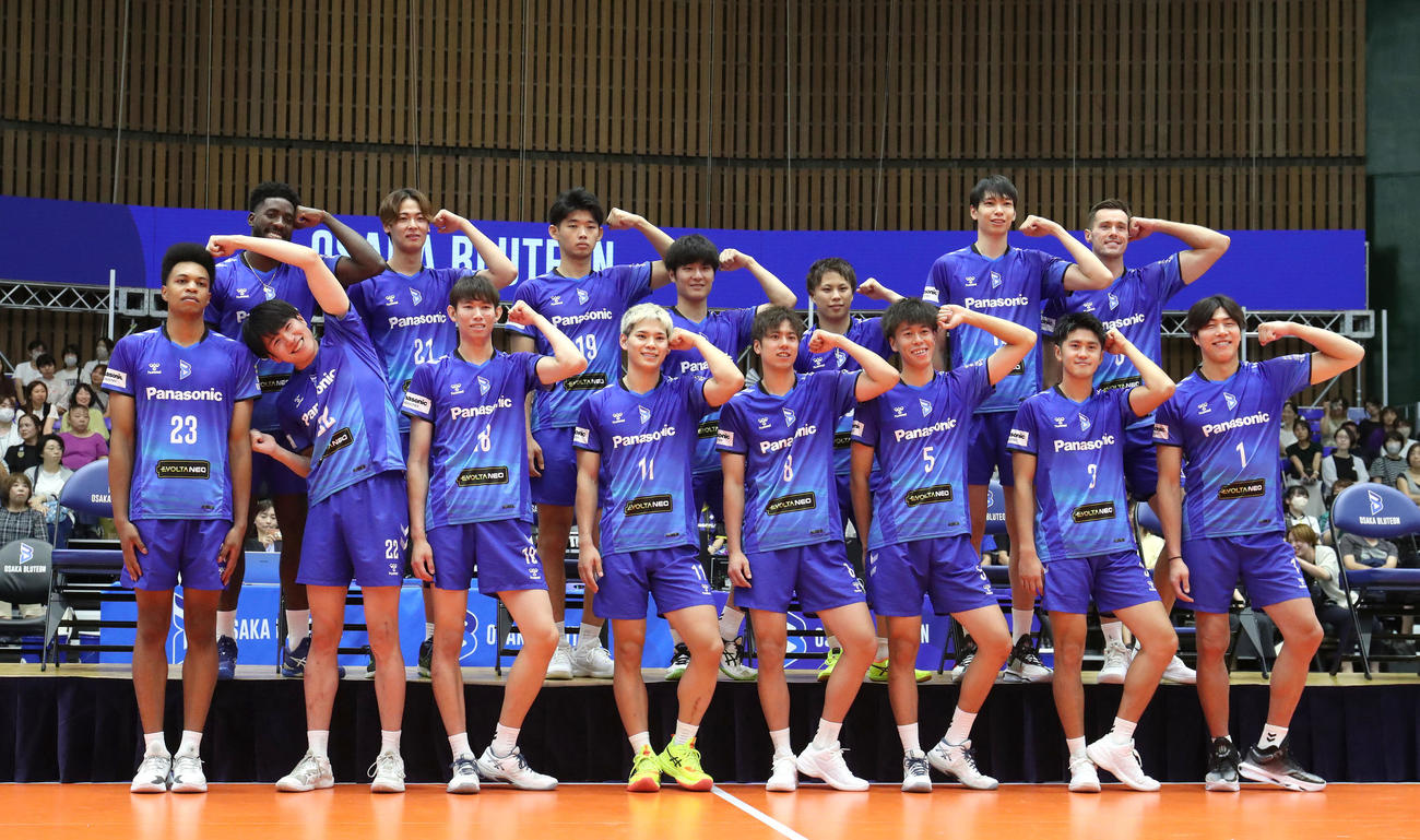 新体制発表会でブルテオンポーズで記念写真に納まる大阪ブルテオンの選手たち（撮影・白石智彦）