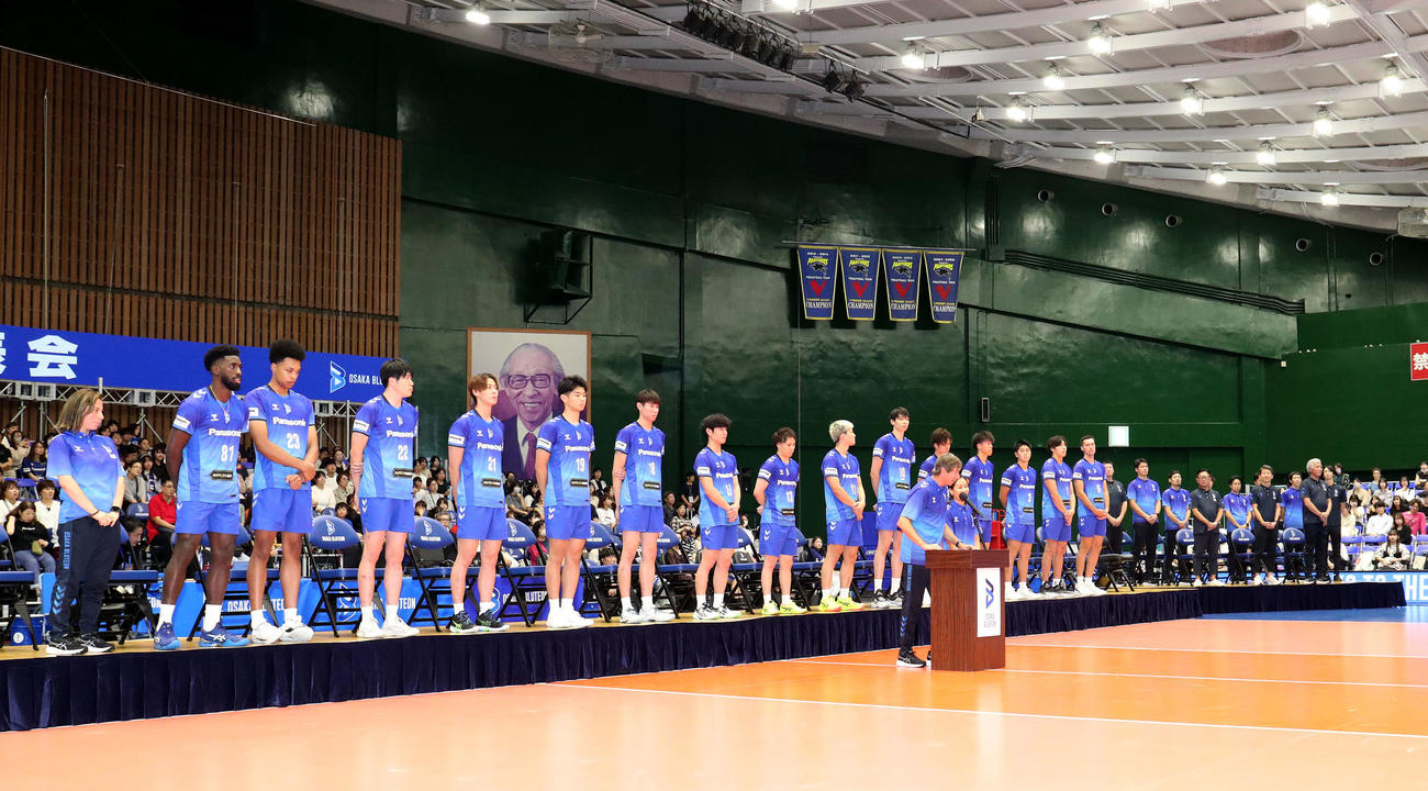 大阪ブルテオン新体制発表会であいさつするティリ・ロラン監督（前列中央）（撮影・白石智彦）