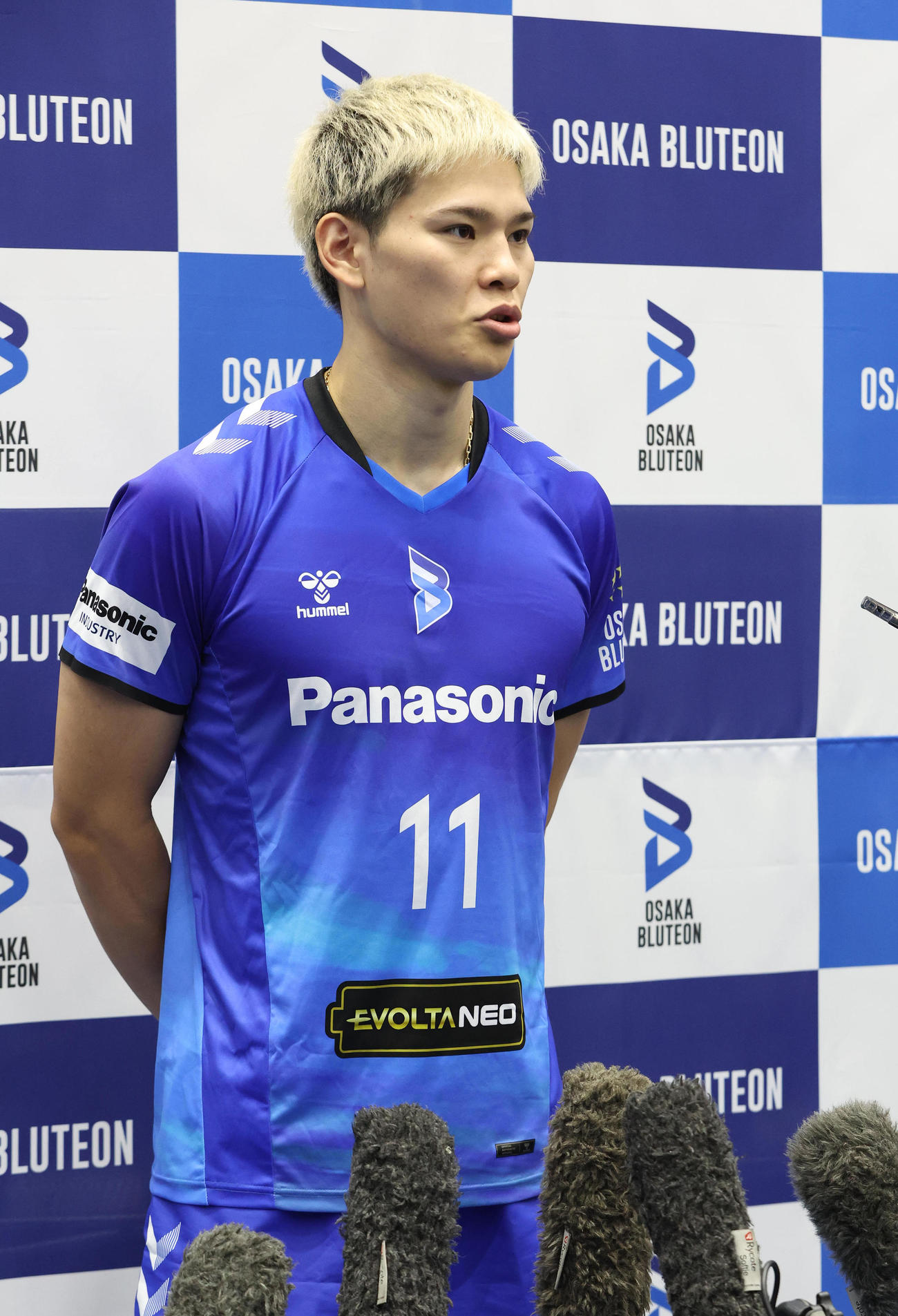 大阪ブルテオン新体制発表会後に囲み取材を受ける西田（撮影・白石智彦）