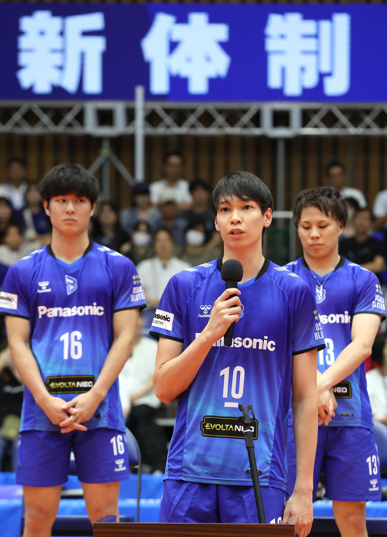 大阪ブルテオン新体制発表会でファンにあいさつする主将の山内（撮影・白石智彦）