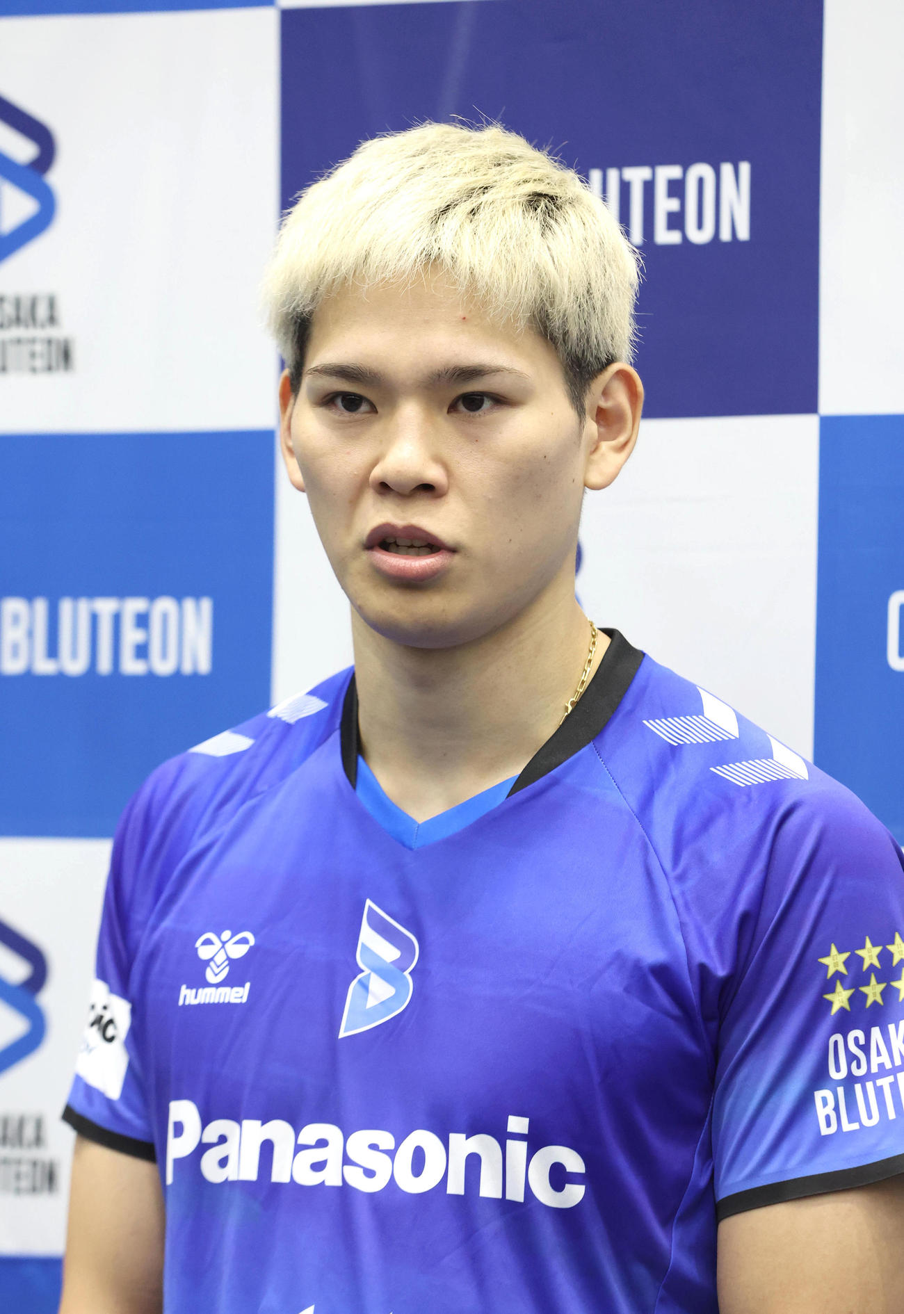 大阪ブルテオン新体制発表会後に囲み取材を受ける西田（撮影・白石智彦）