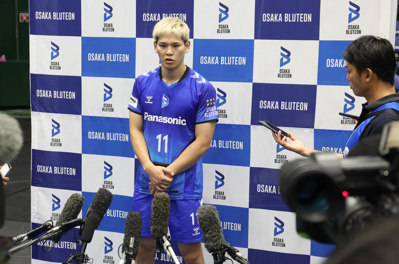 大阪ブルテオン新体制発表会後に囲み取材を受ける西田（撮影・白石智彦）