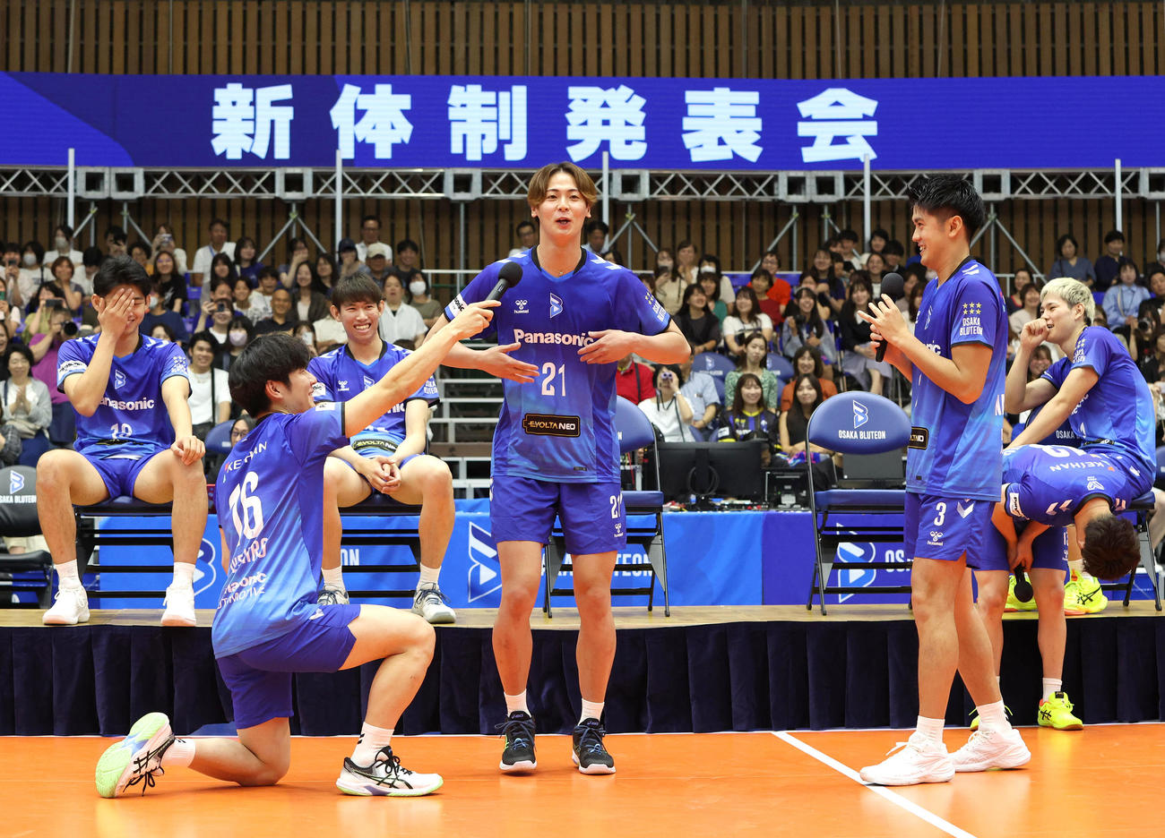 大阪ブルテオン新体制発表会で一発芸を披露する永露（中央）（撮影・白石智彦）