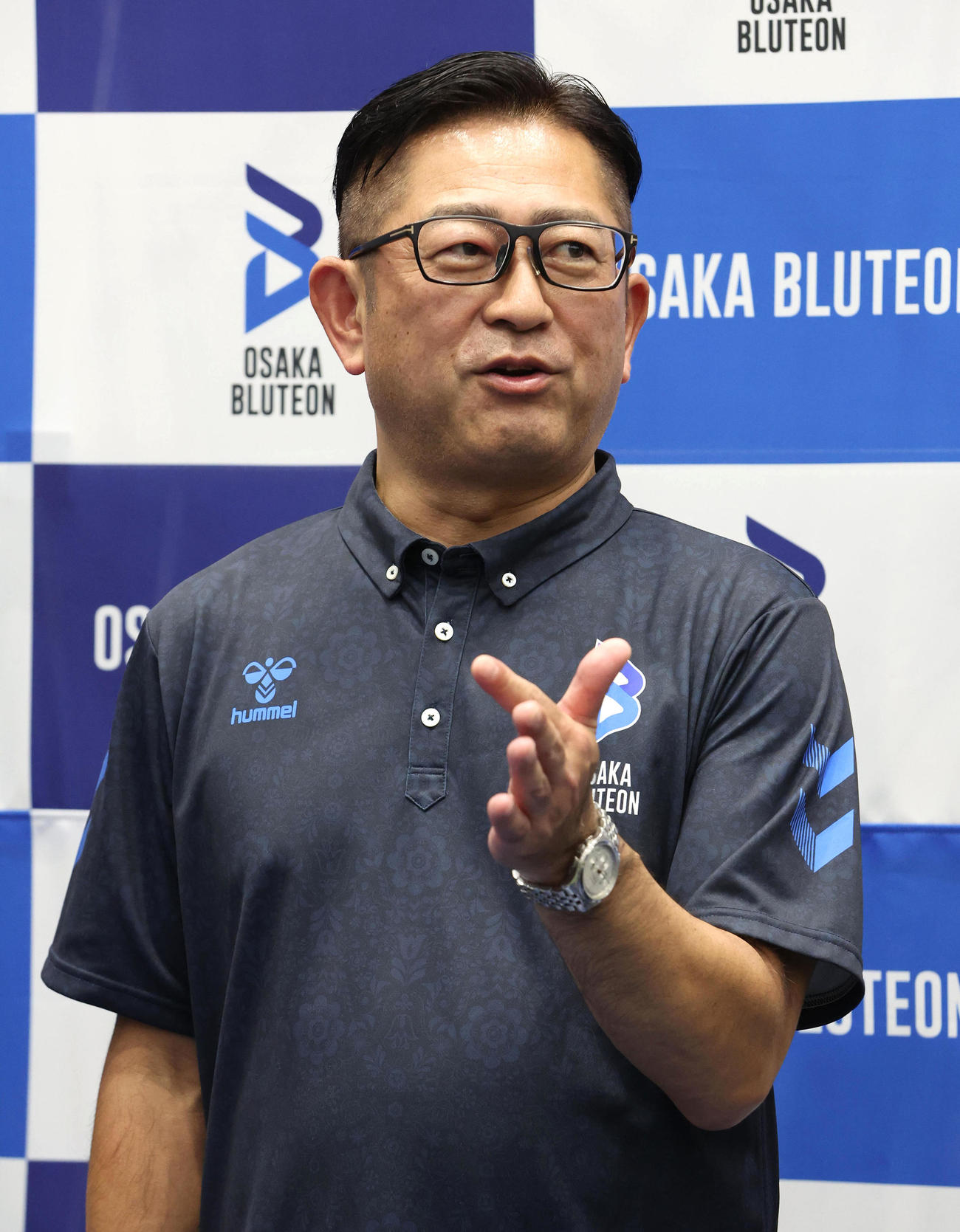 大阪ブルテオン新体制発表会後に囲み取材を受ける久保田代表（撮影・白石智彦）