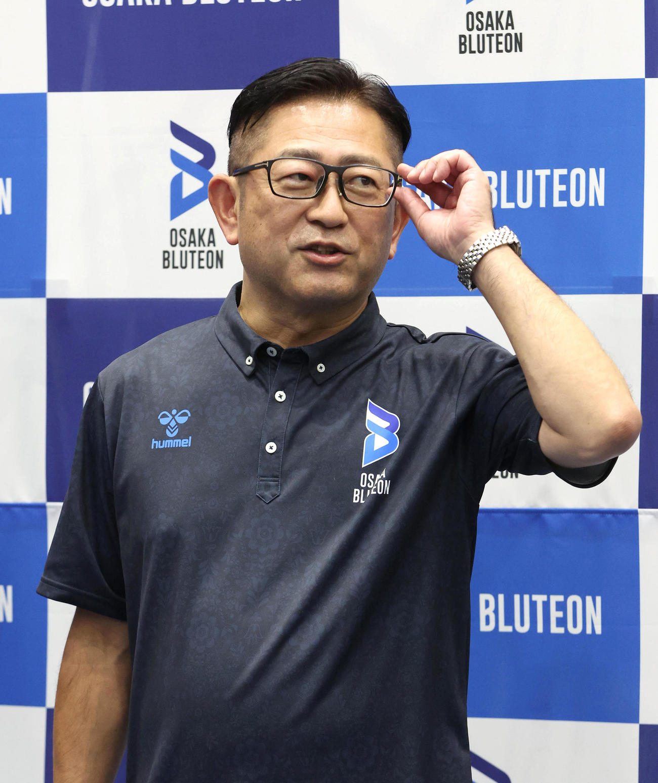 大阪ブルテオン新体制発表会後に囲み取材を受ける久保田代表（撮影・白石智彦）