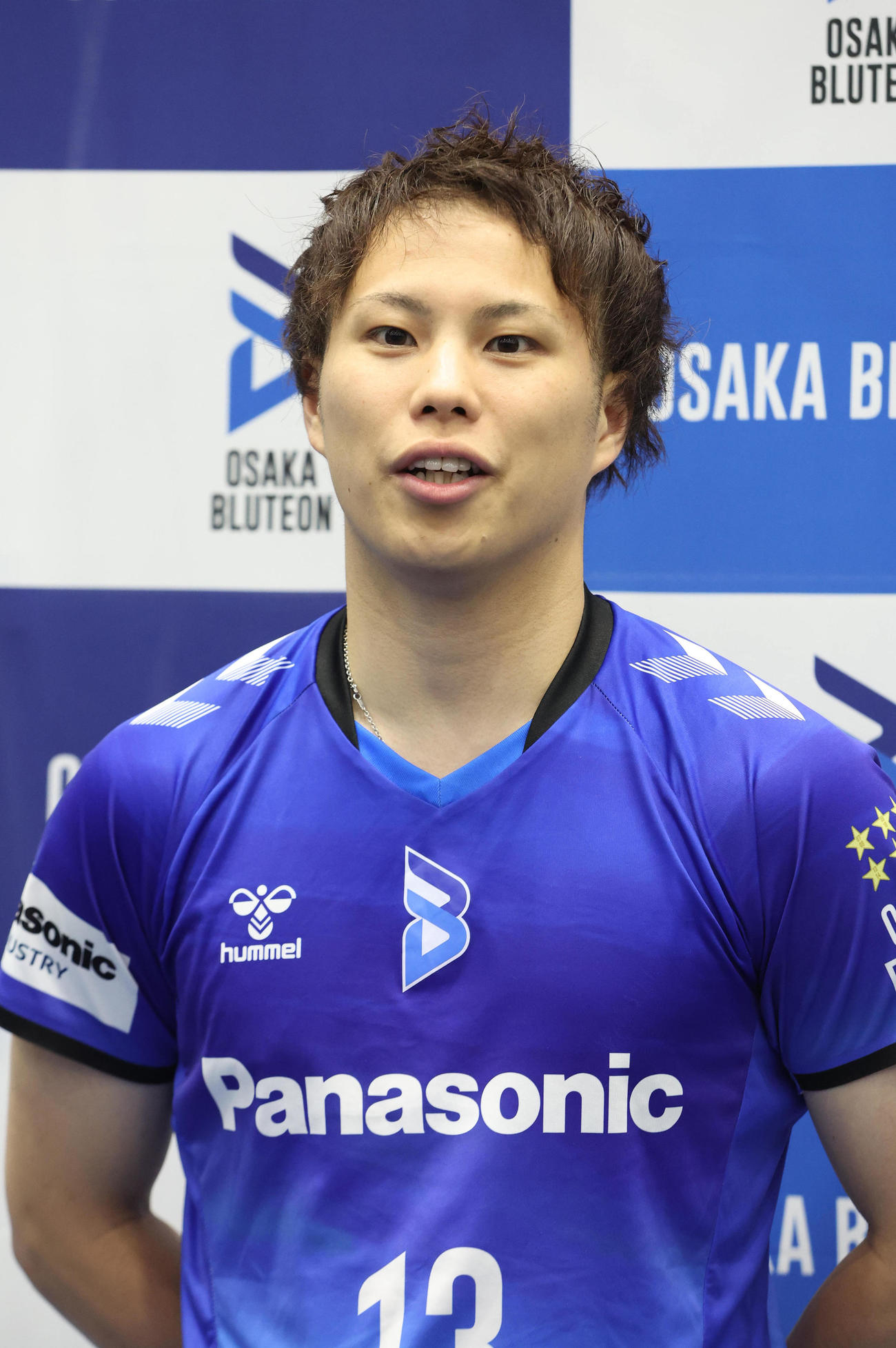 大阪ブルテオン新体制発表会後に囲み取材を受ける山本（撮影・白石智彦）